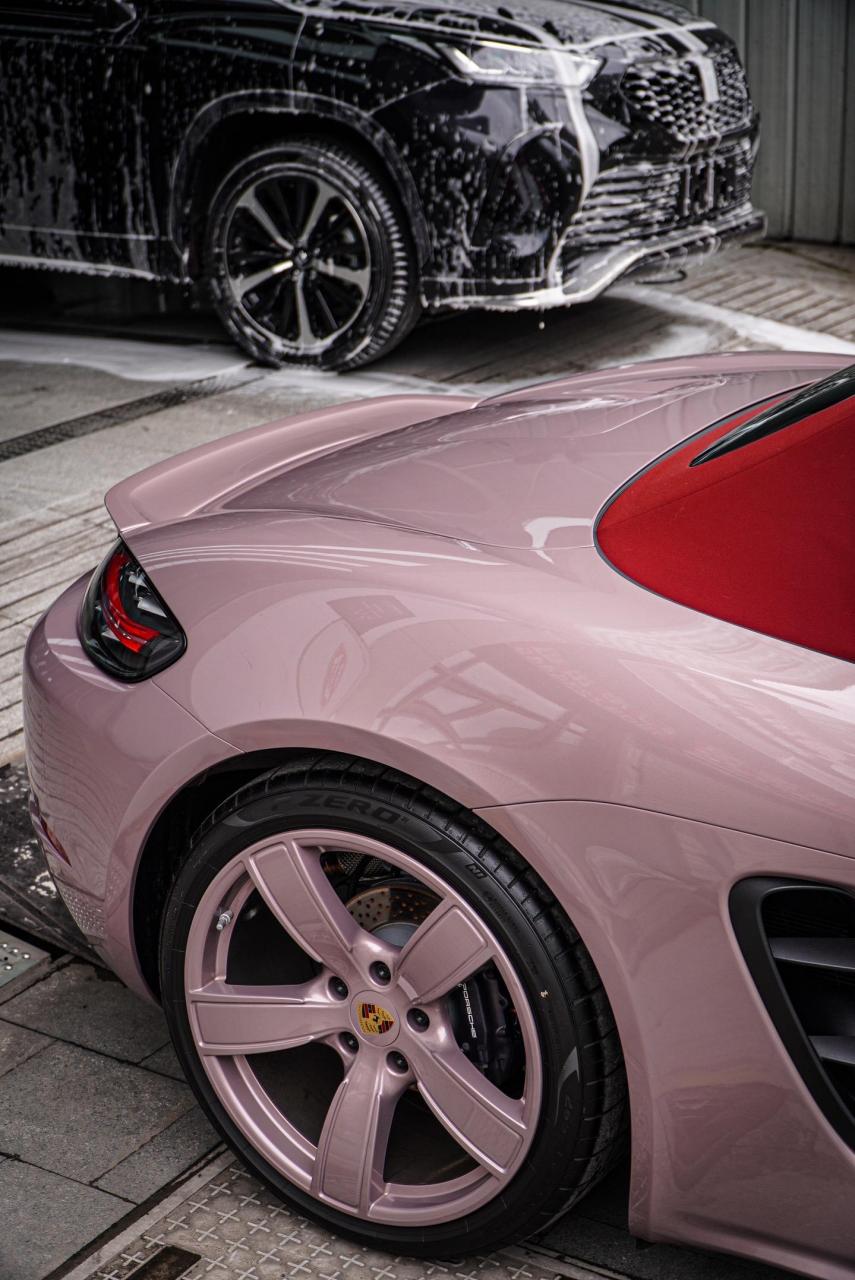 花5个w选配的冰莓粉同色轮毂,配上原厂冰莓粉车漆,粉色系女生的完美调