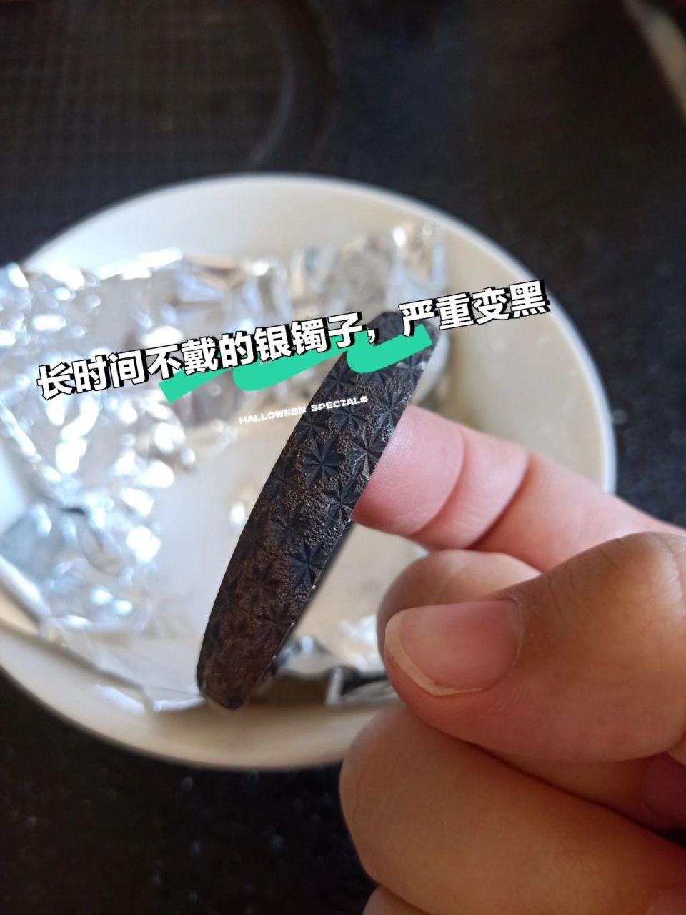 银镯子发黑的清洗方法,实测有效 很多年前买的银镯子,戴了一段时间后