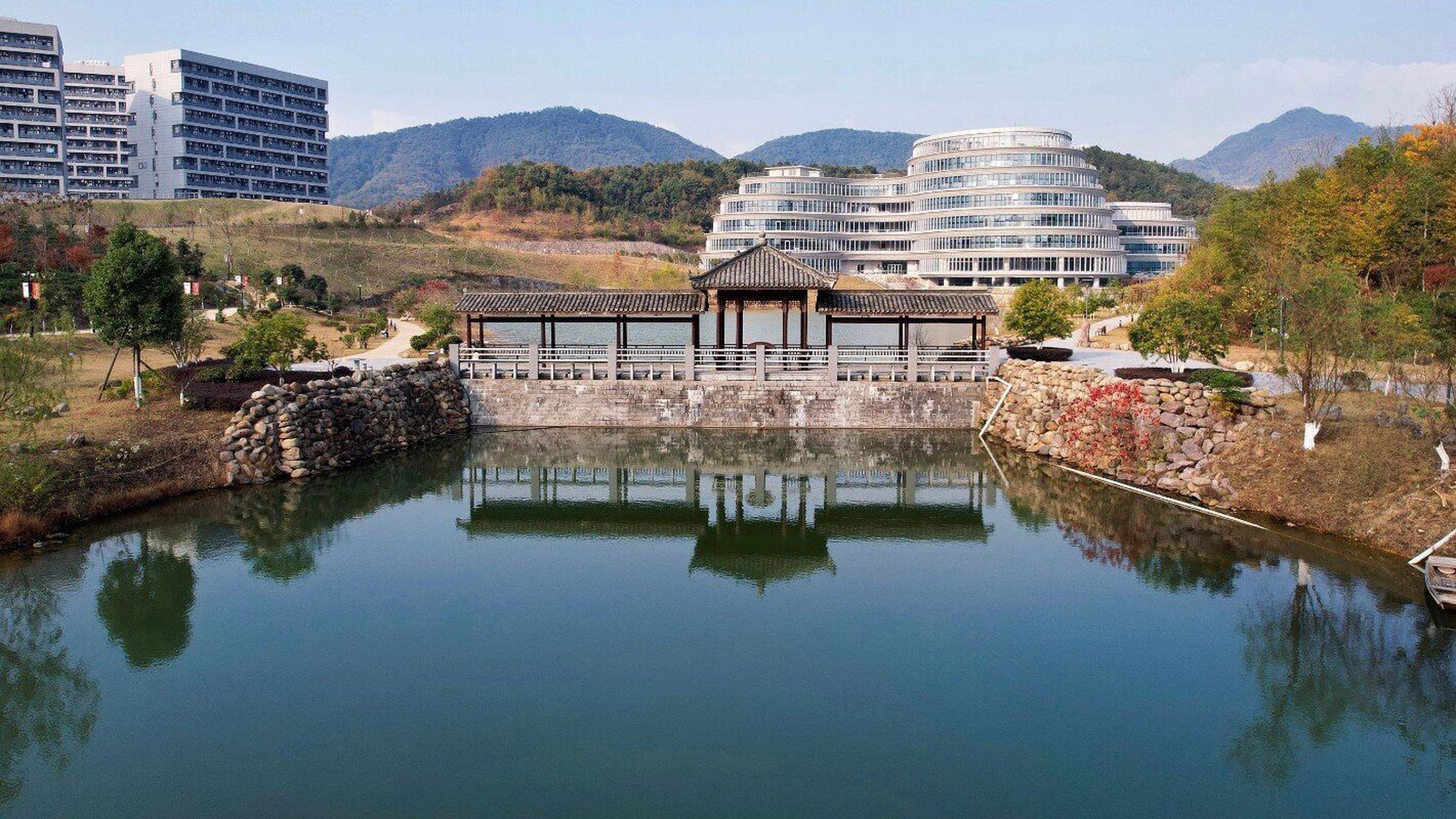 浅浅的初见一下信工吧~ 1, 学校介绍: 学院地处杭州城西科创大走廊的