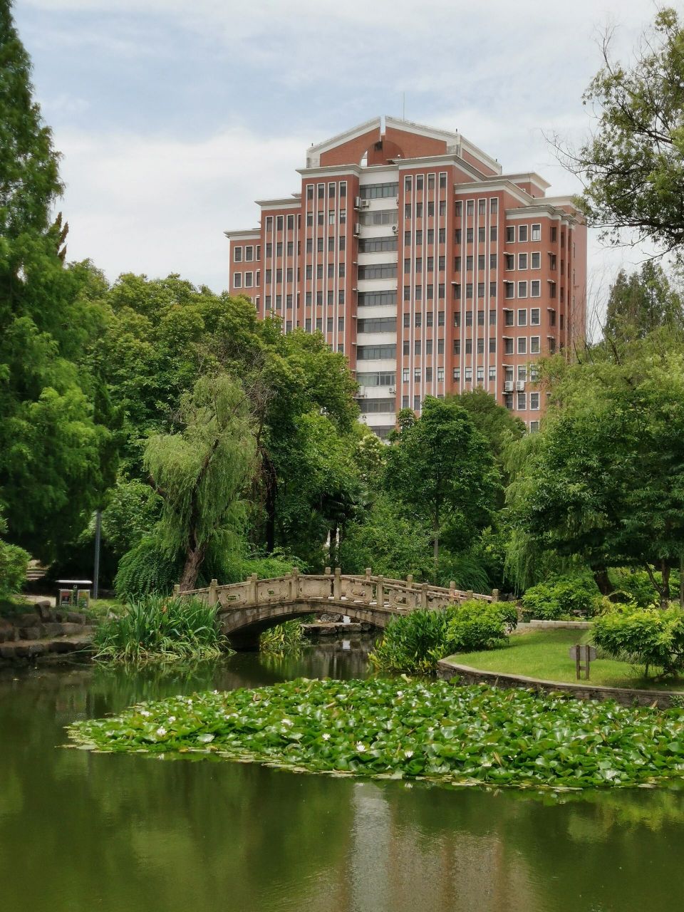 上海师范大学徐汇校区 ---地铁12号线到桂林路下,走不远就到.