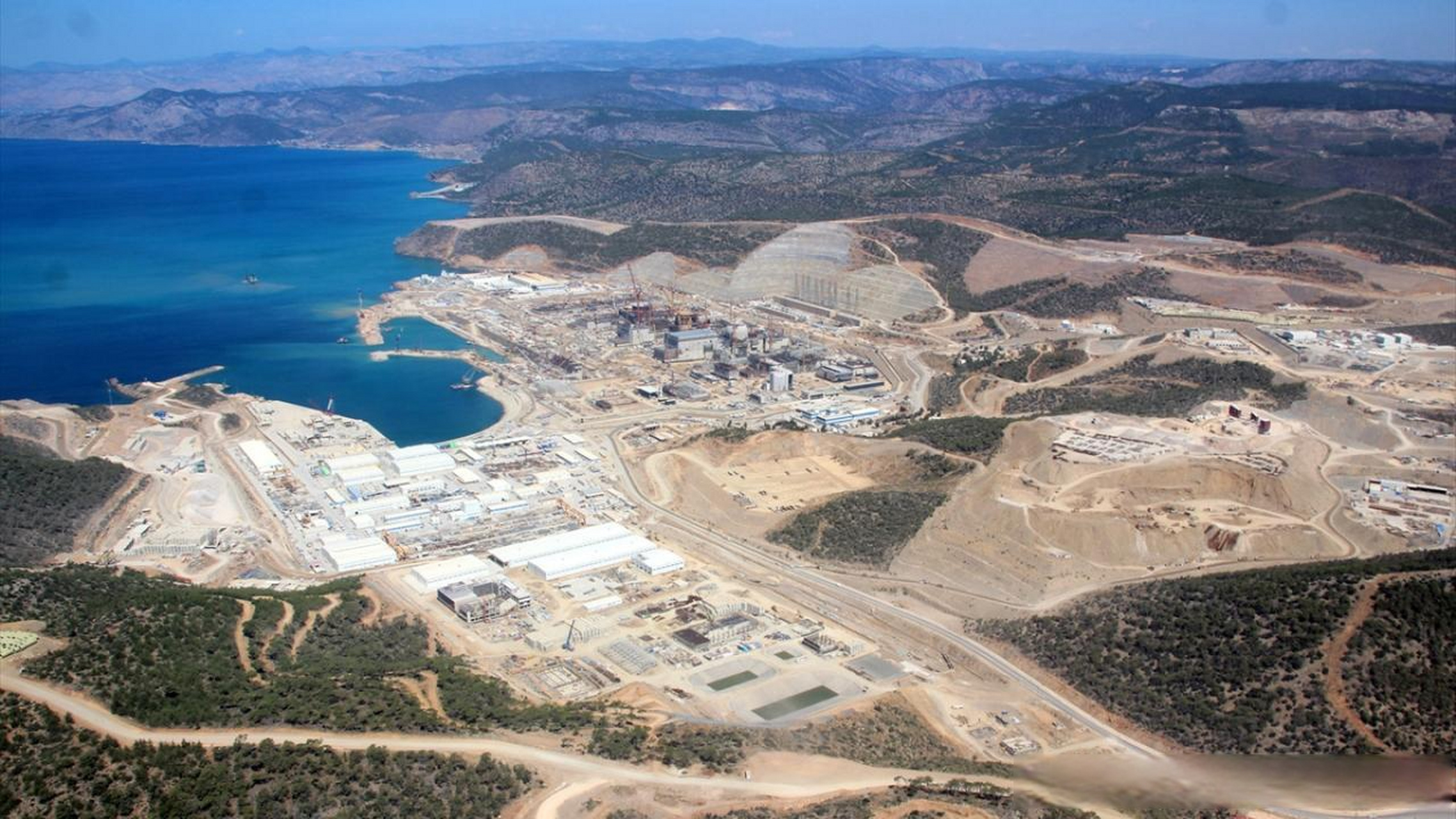 直升机从空中拍摄了梅尔辛在建的阿库尤(akkuyu)核电站施工现场