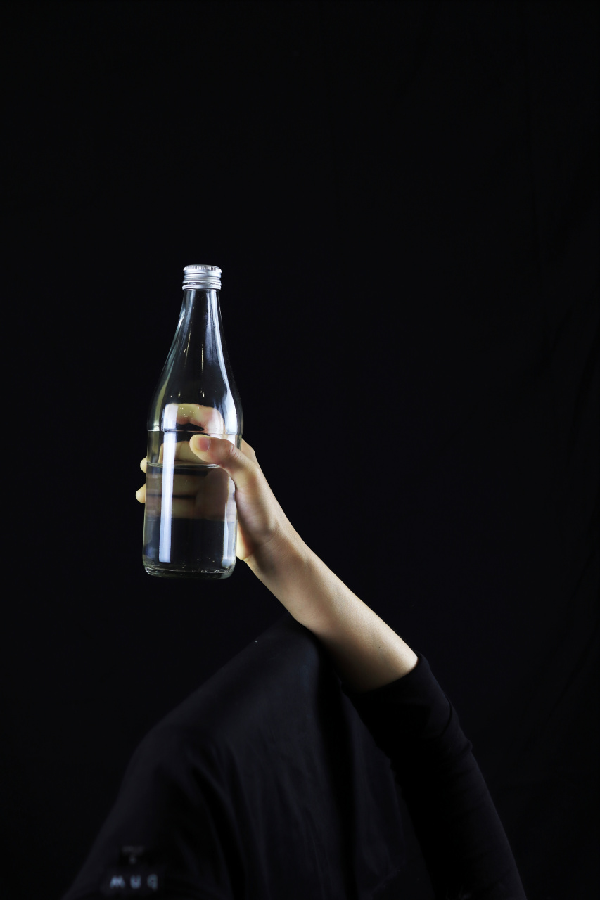 女生手持酒瓶动态参考#遇见艺术##绘画参考