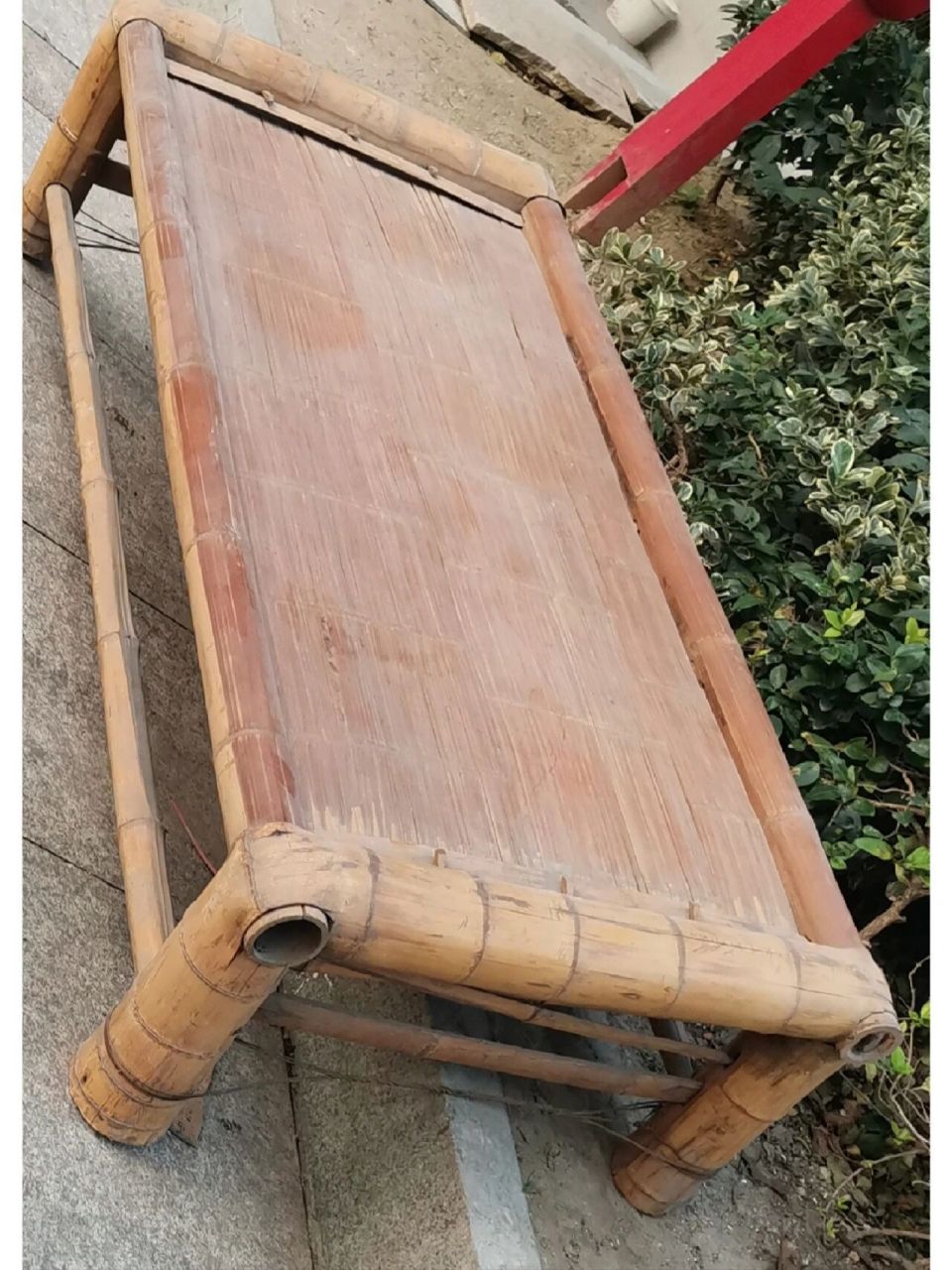 被扔掉的竹床是多少人童年回忆 常有人丢掉各种各样的东西,古老的罐子