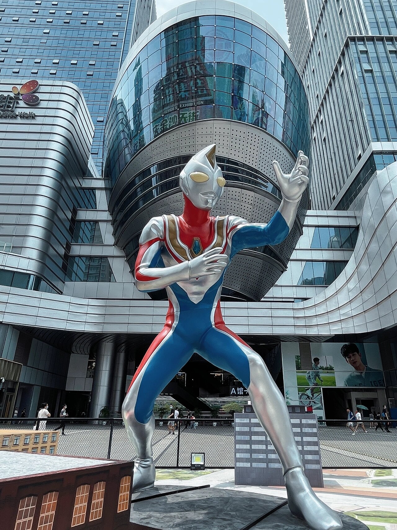 5米高奥特曼塑像亮相重庆沙坪坝