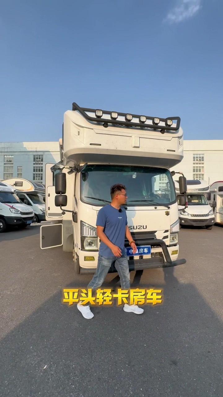 08这辆是五十零七百p银燕上装的一款远征者平头轻卡房车,非常的威武
