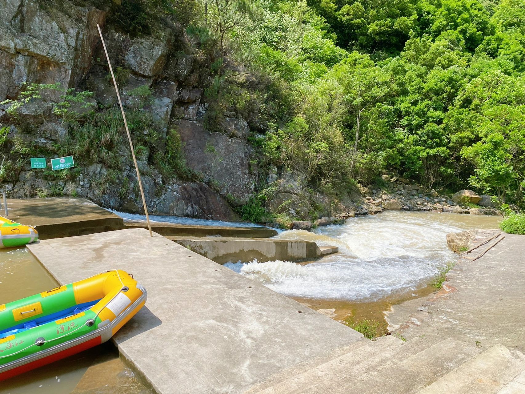 上林·大庙江漂流 大庙江生态旅游景区位于上林,亮点