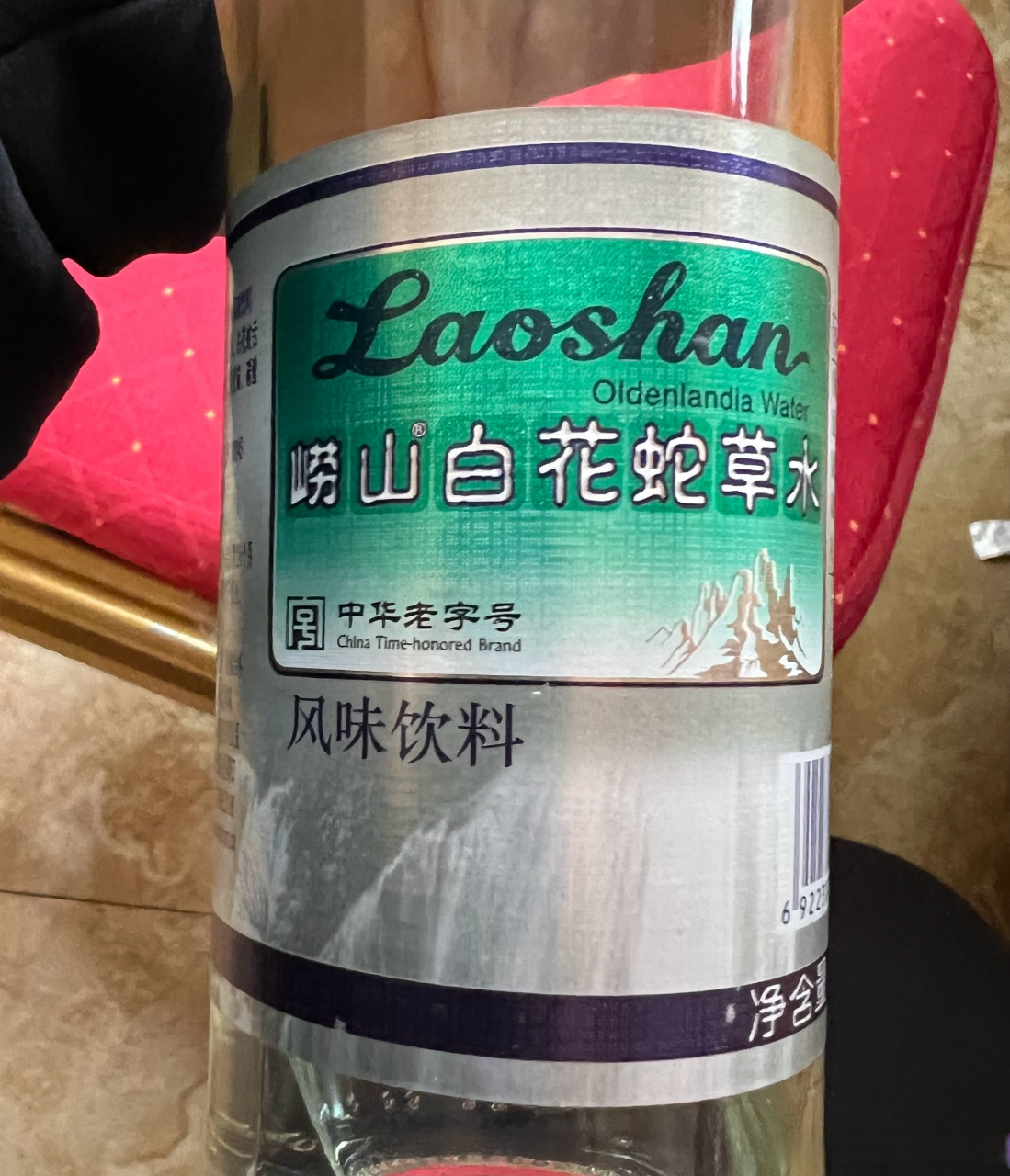 刚刚体验了一瓶崂山白花蛇草水,还ok啊,就是带气苏打水的味道啊,根本