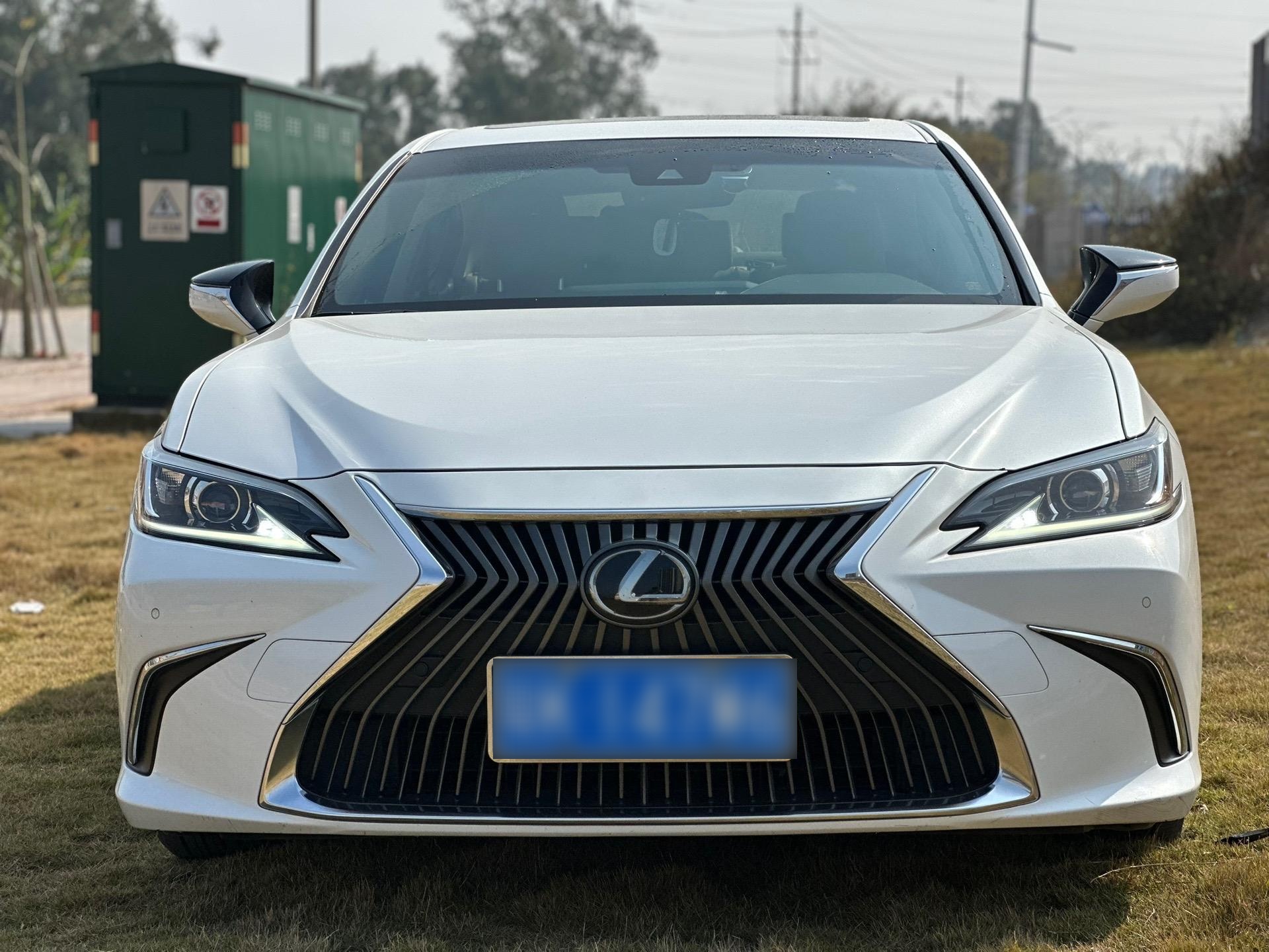 xx万  18年雷克萨斯es200卓越版,最漂亮的白色,车况精品,两手车,内外