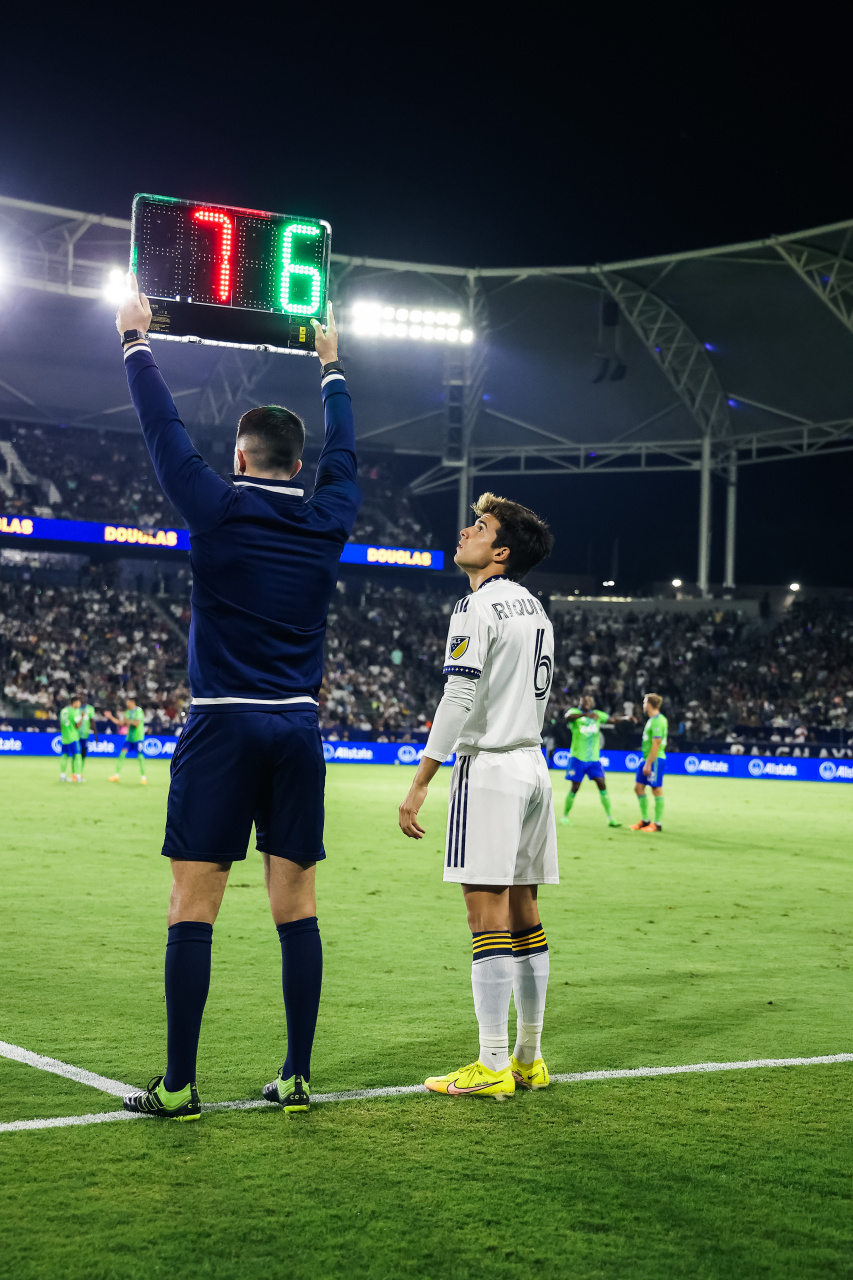 普吉在洛杉矶银河完成首秀.#巴萨##足球