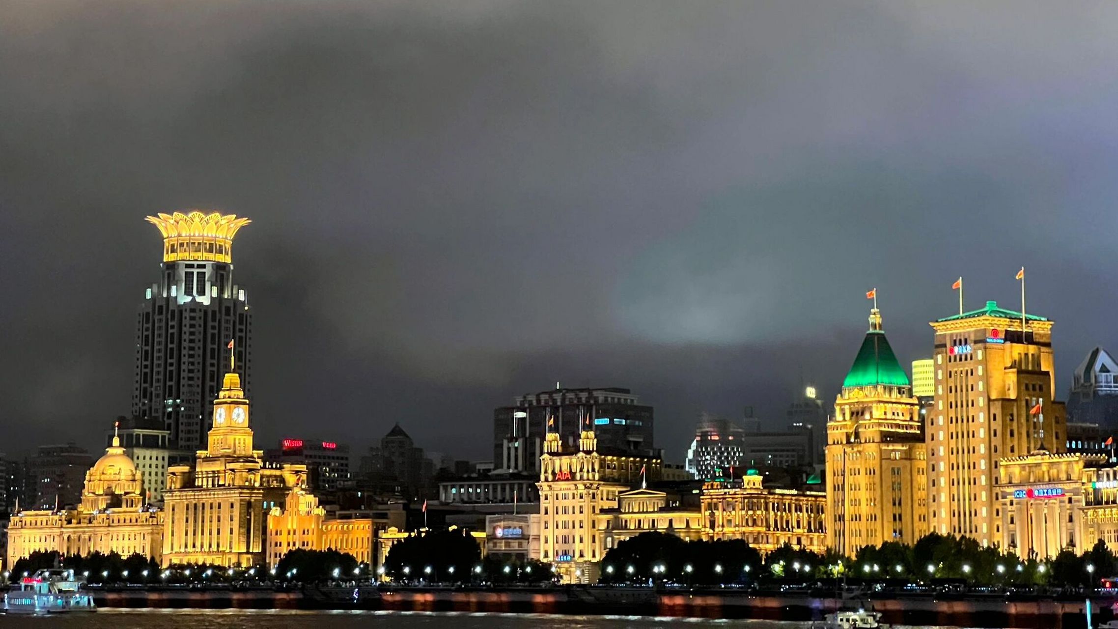 上海外滩黄浦江乘船游览指南 到上海旅行,晚上到外滩节假日看看夜景