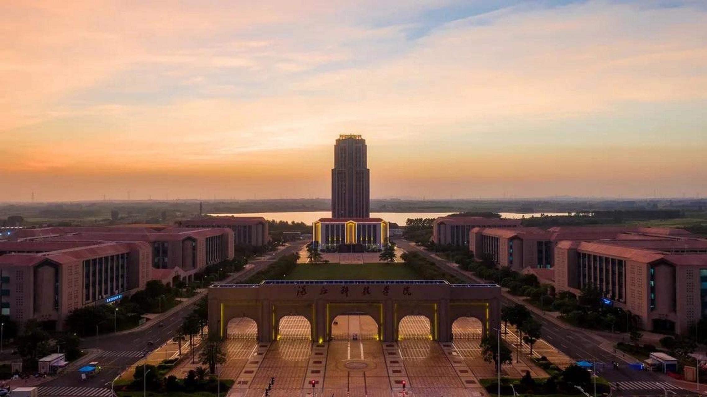 湛江科技学院 避雷篇 78环境 湛科的环境算是不错的,校园风景很美