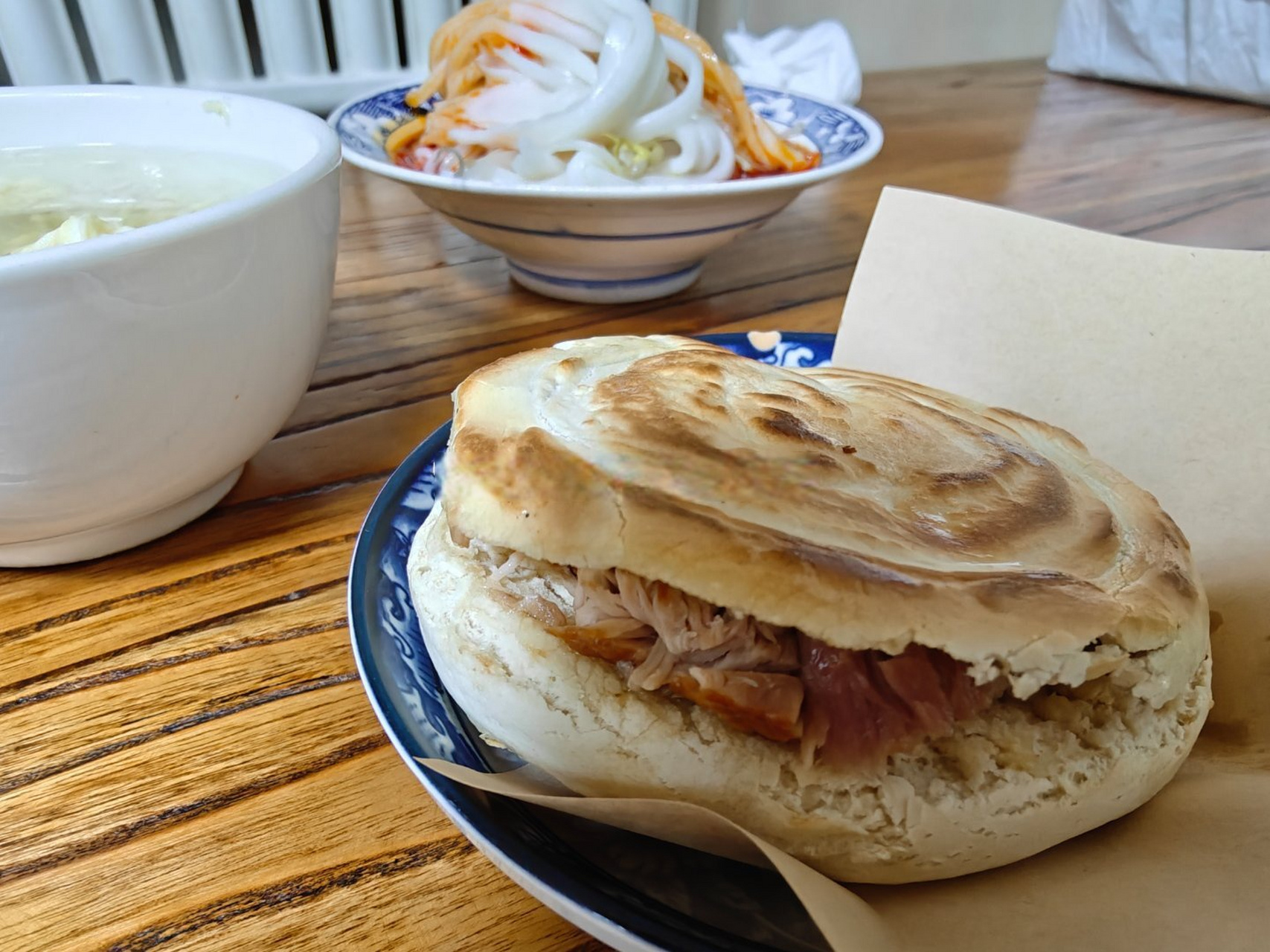 搞清楚了,这边肉夹馍主流大概有三种  图16615,腊汁肉夹馍(膜是白