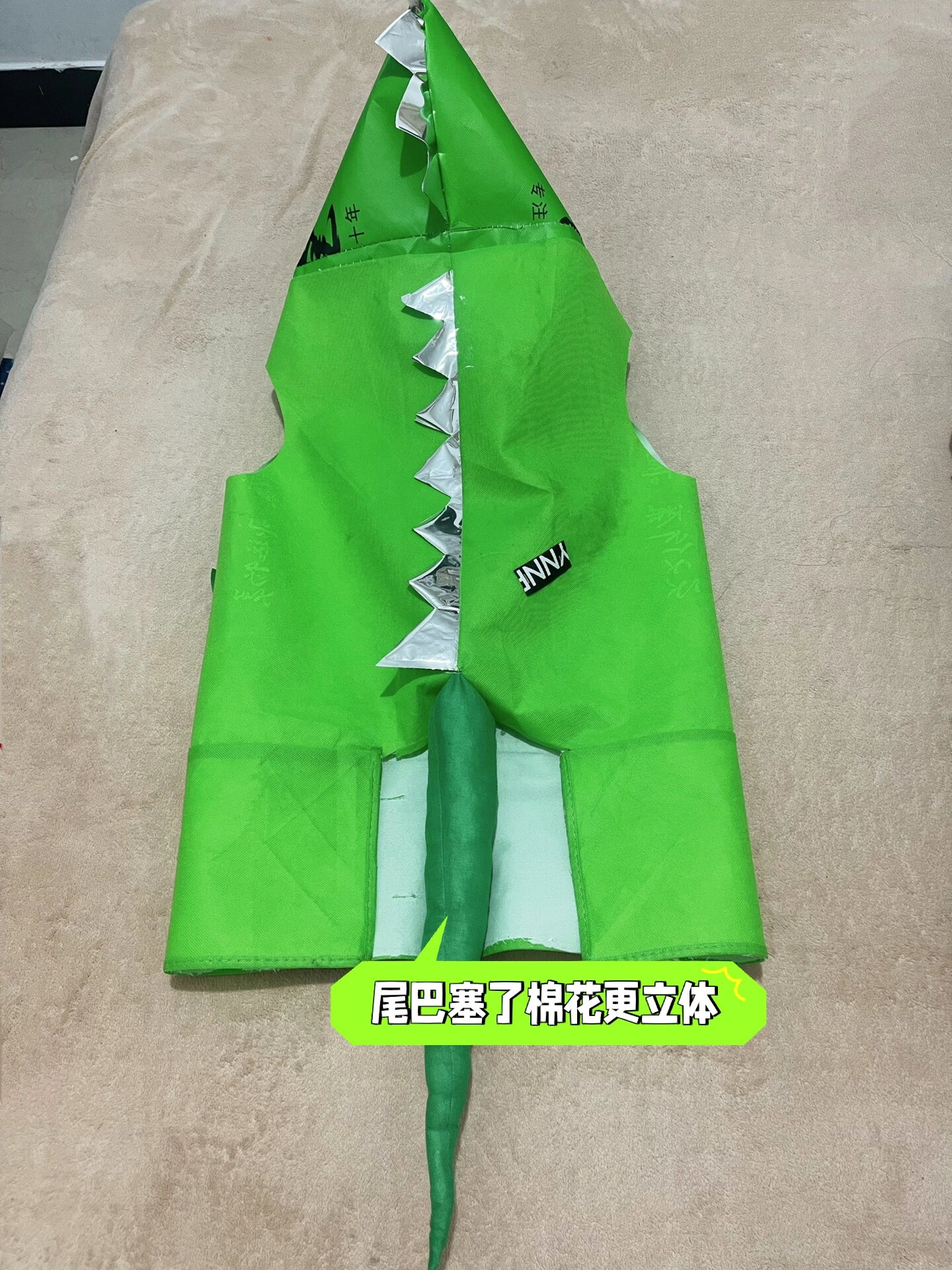 幼儿园费妈系列活动之环保恐龙走秀衣服 幼儿园举行环保时装秀.