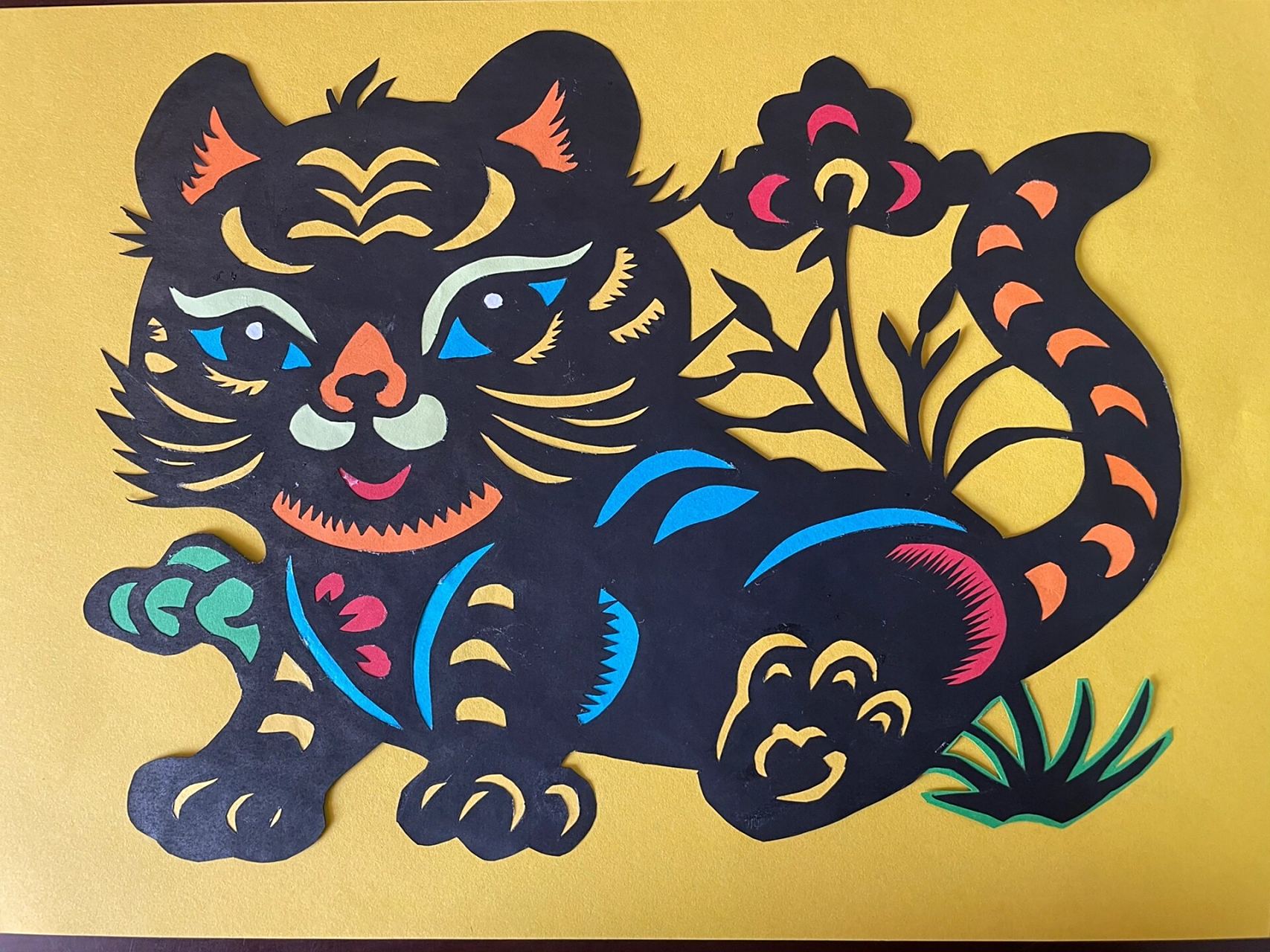 小老虎套色剪纸 去年剪的小老虎剪纸很受大家的欢迎,今天剪个生肖龙套