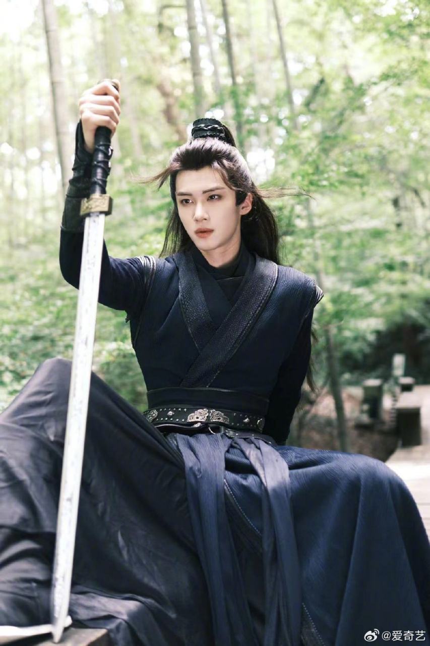 竹林清幽,少年侠客傲视群雄,高马尾搭配利落黑色劲装,侠气少年气全都