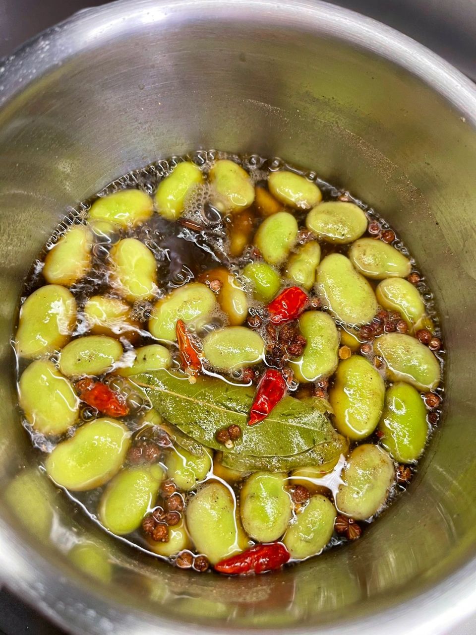 好吃的五香蚕豆 1.蚕豆洗净放锅里,加入冷水比蚕豆高一点就好.
