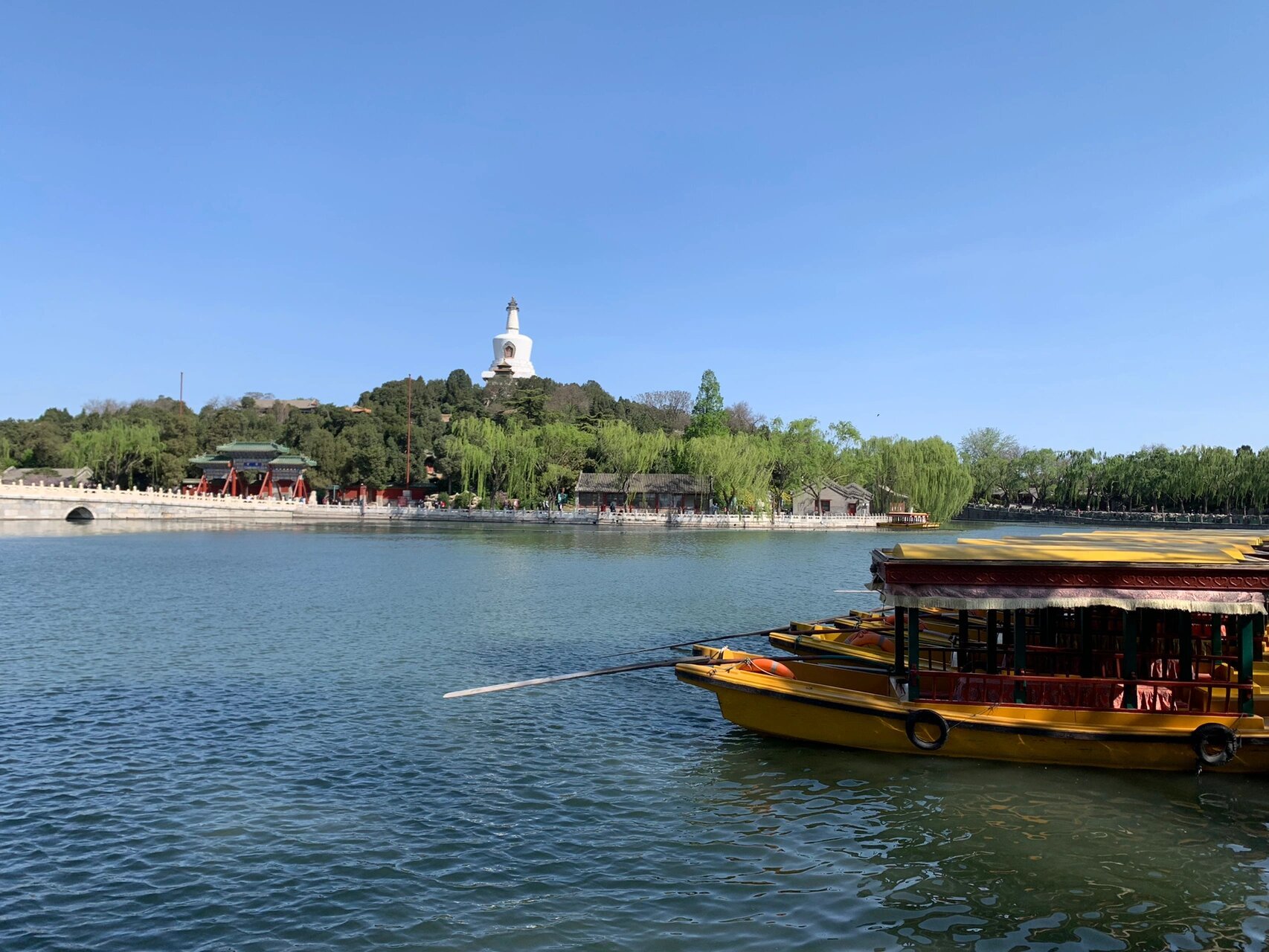 北海公园琼岛白塔的四季美景 从北海公园南门走进公园,首先映入眼帘的