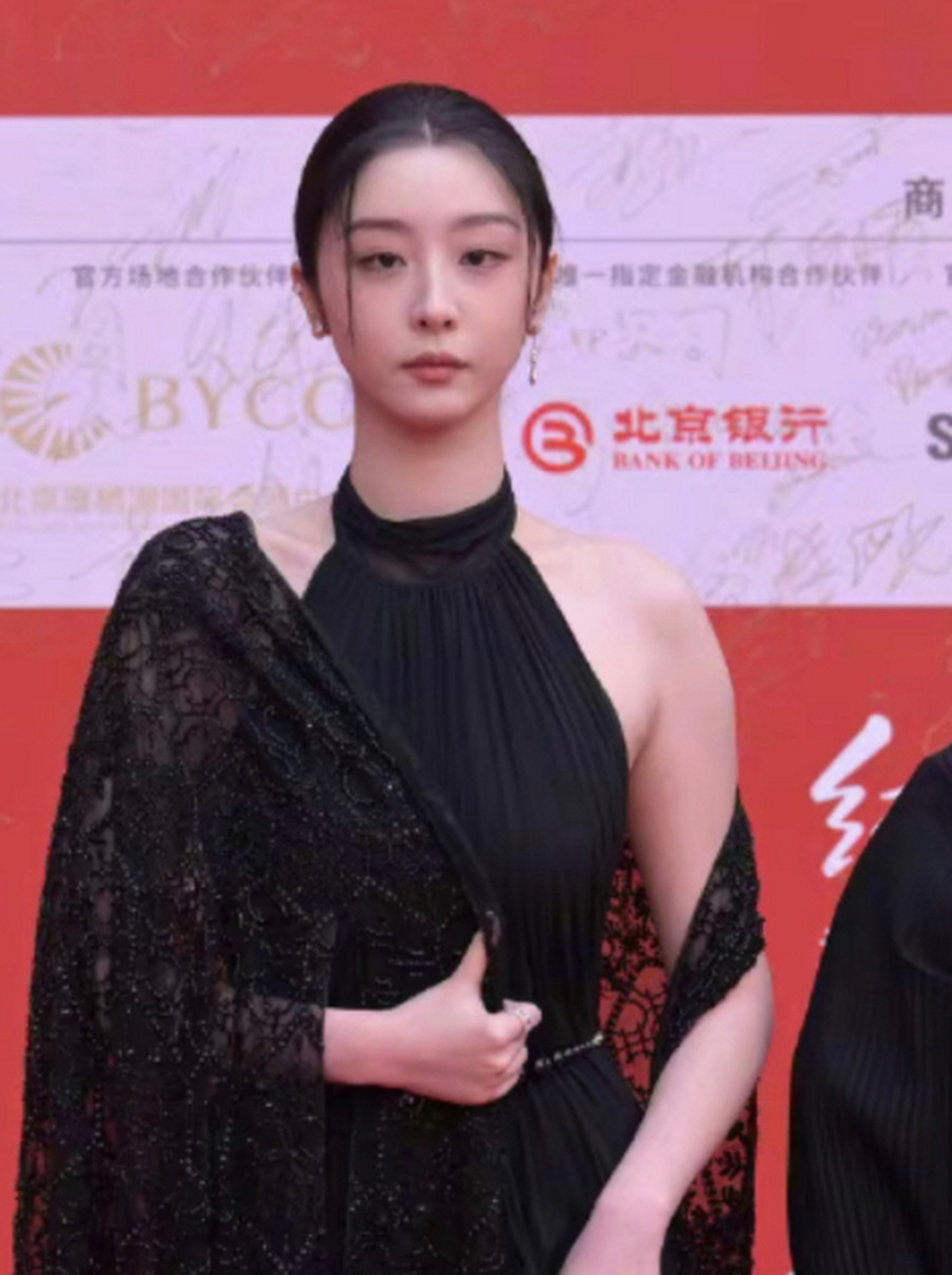 赵小棠这个对眼,和扁发型,造型师实在是该出来挨打了