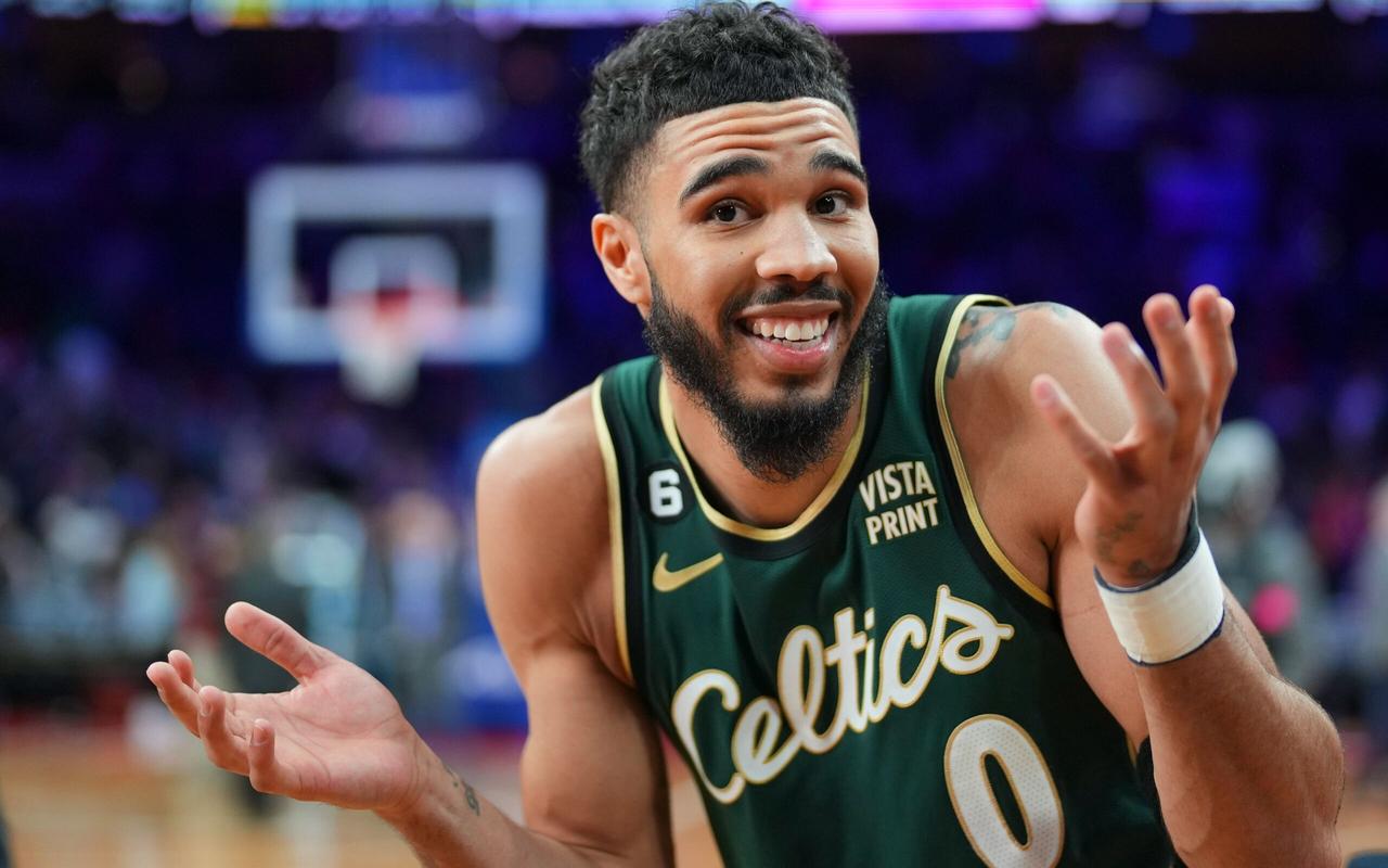 因为连一直发挥不好的恩比德也是牢牢占据首发位置,为什么塔图姆一