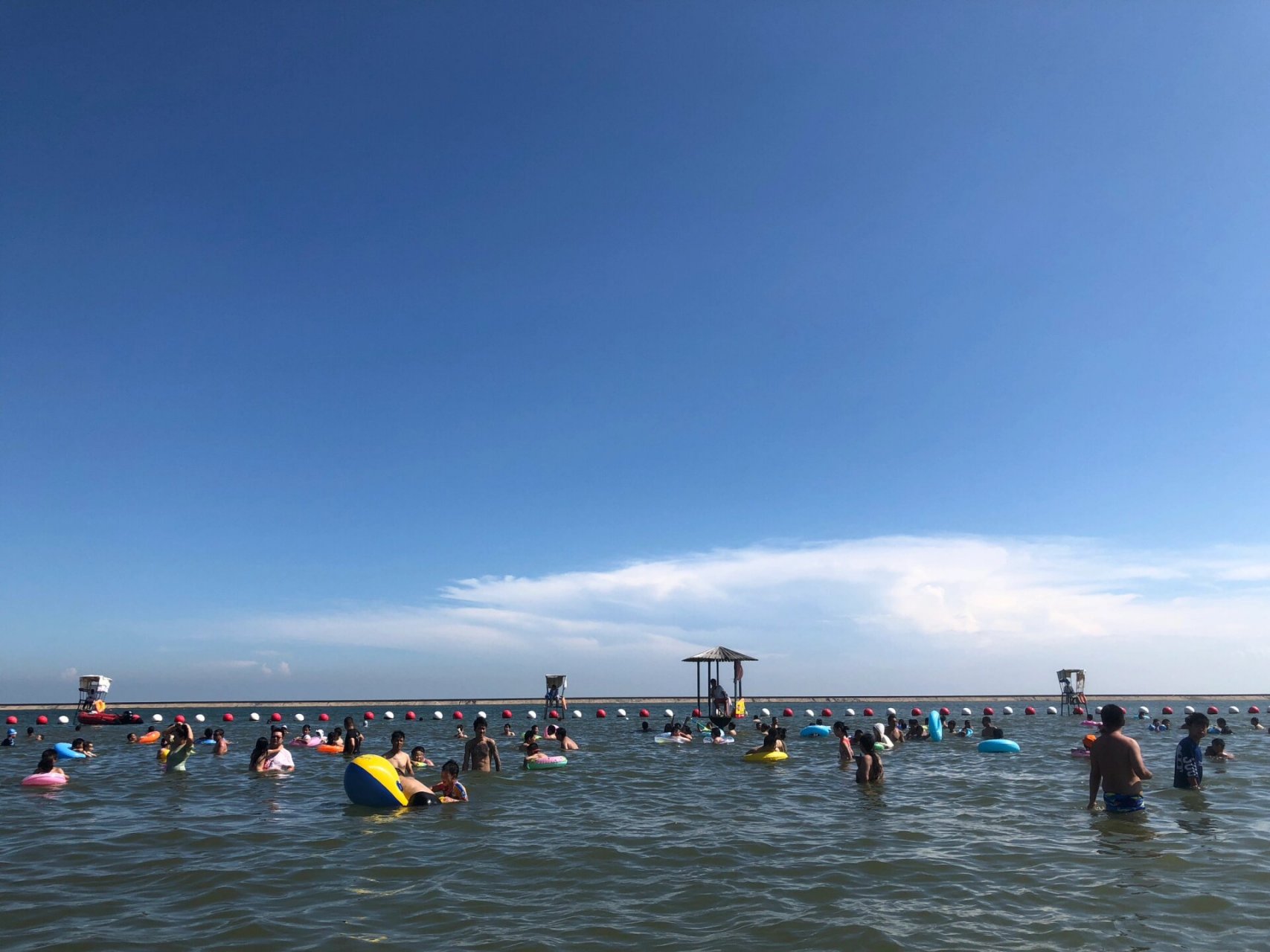 上海的海滩   奉贤 碧海金沙,门票64/人,里面的接驳车没必要买票,直接