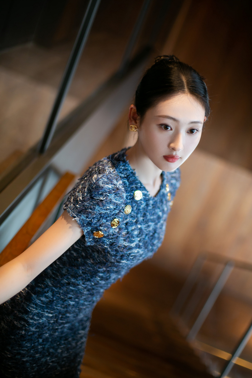 刘玮婷蓝色穿搭活动写真,精致的脸蛋更显甜美优雅