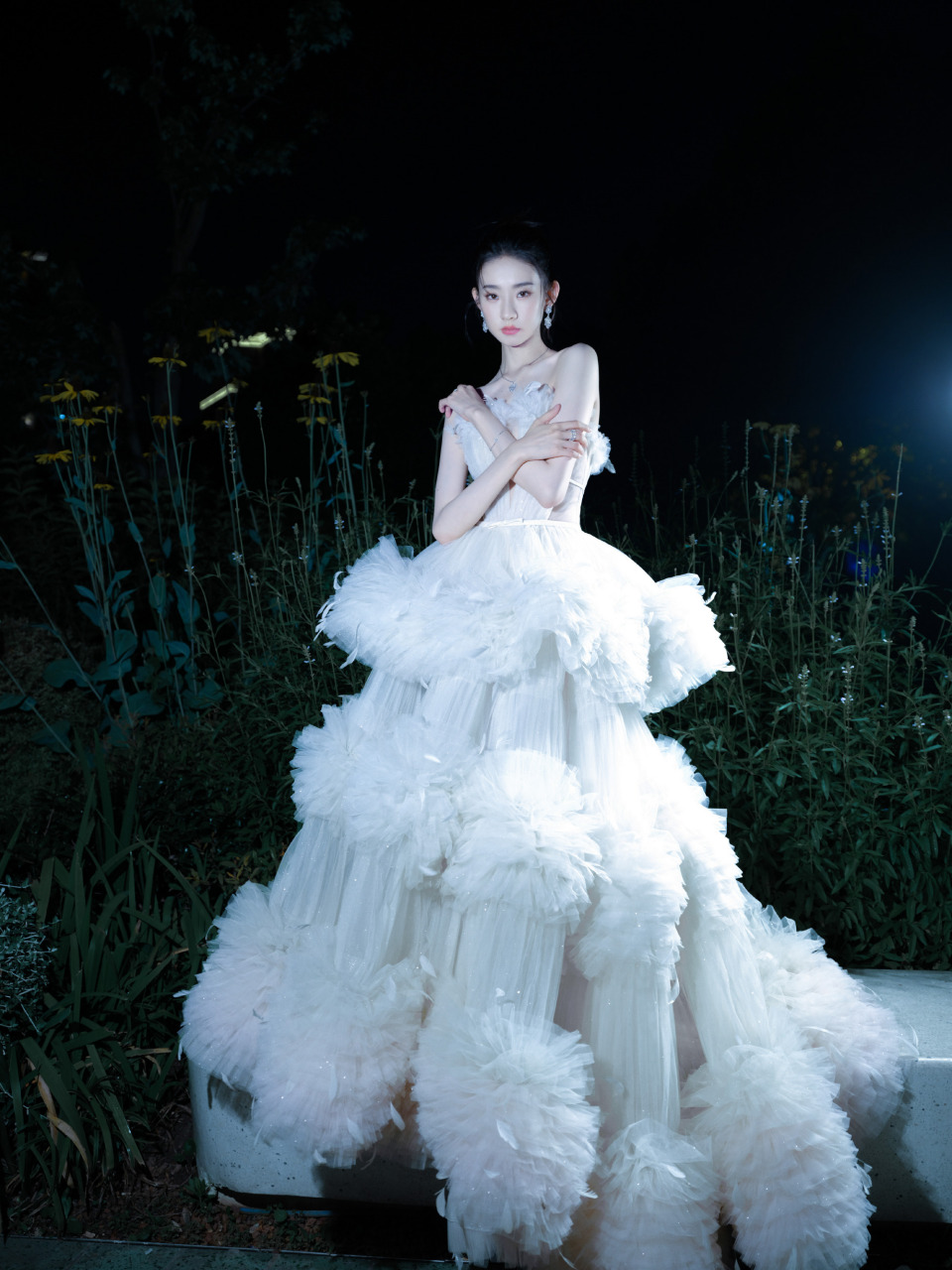 张艺凡,liz shine露肩白色蓬蓬长裙