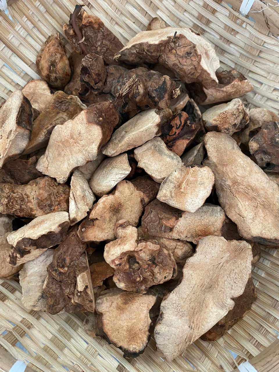 野生土茯苓煲汤的作用必须要知道 土茯苓是由植物光叶菝葜干燥的根茎