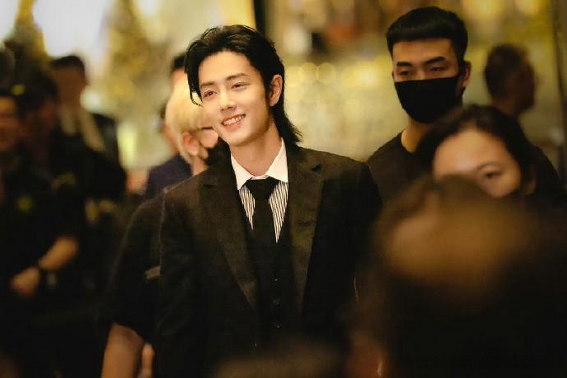 什么是巨星风采~肖战给你答案  品牌在叉腰大笑,古驰:没事儿,我就是让