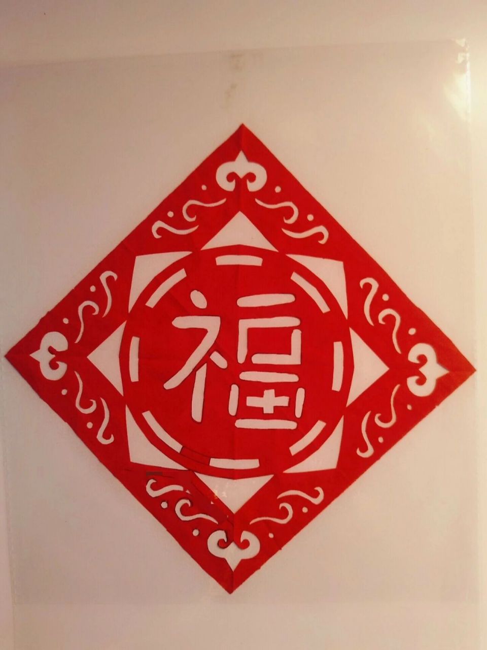 取一张正方形红纸先对折成长方形,再对折一次成小正方法形,最后对折成