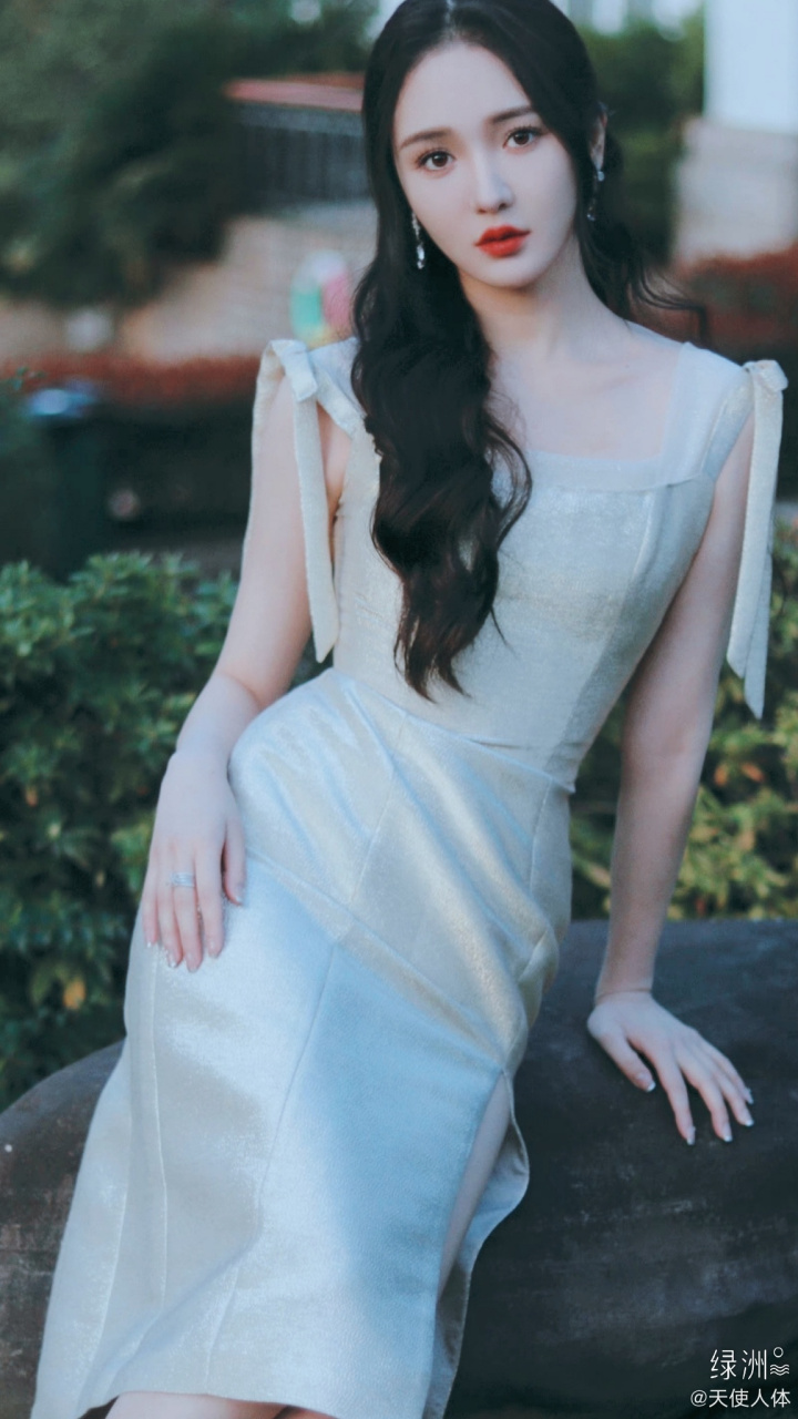 靳梦佳,红唇吊带裙造型壁纸写真图集. #靳梦佳