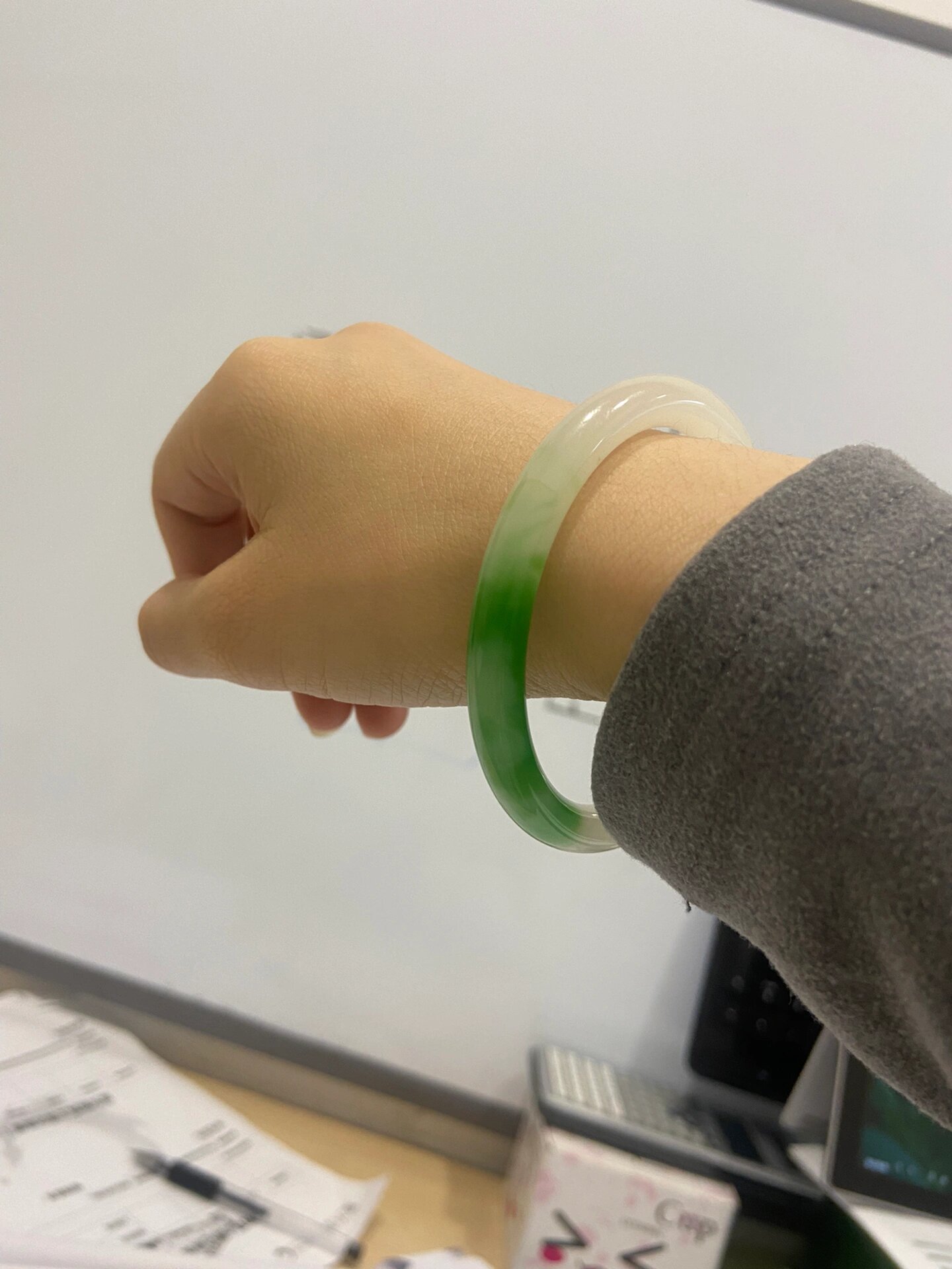 人工合成翡翠手镯 老爸说他有个搞科研的朋友研发出来的科技狠活,人工