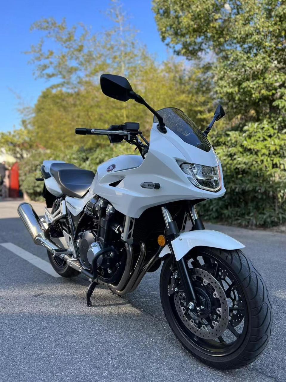 22年本田街皇cb1300金杯版,仅行驶9500公里,这里程对于日产红标cb街皇