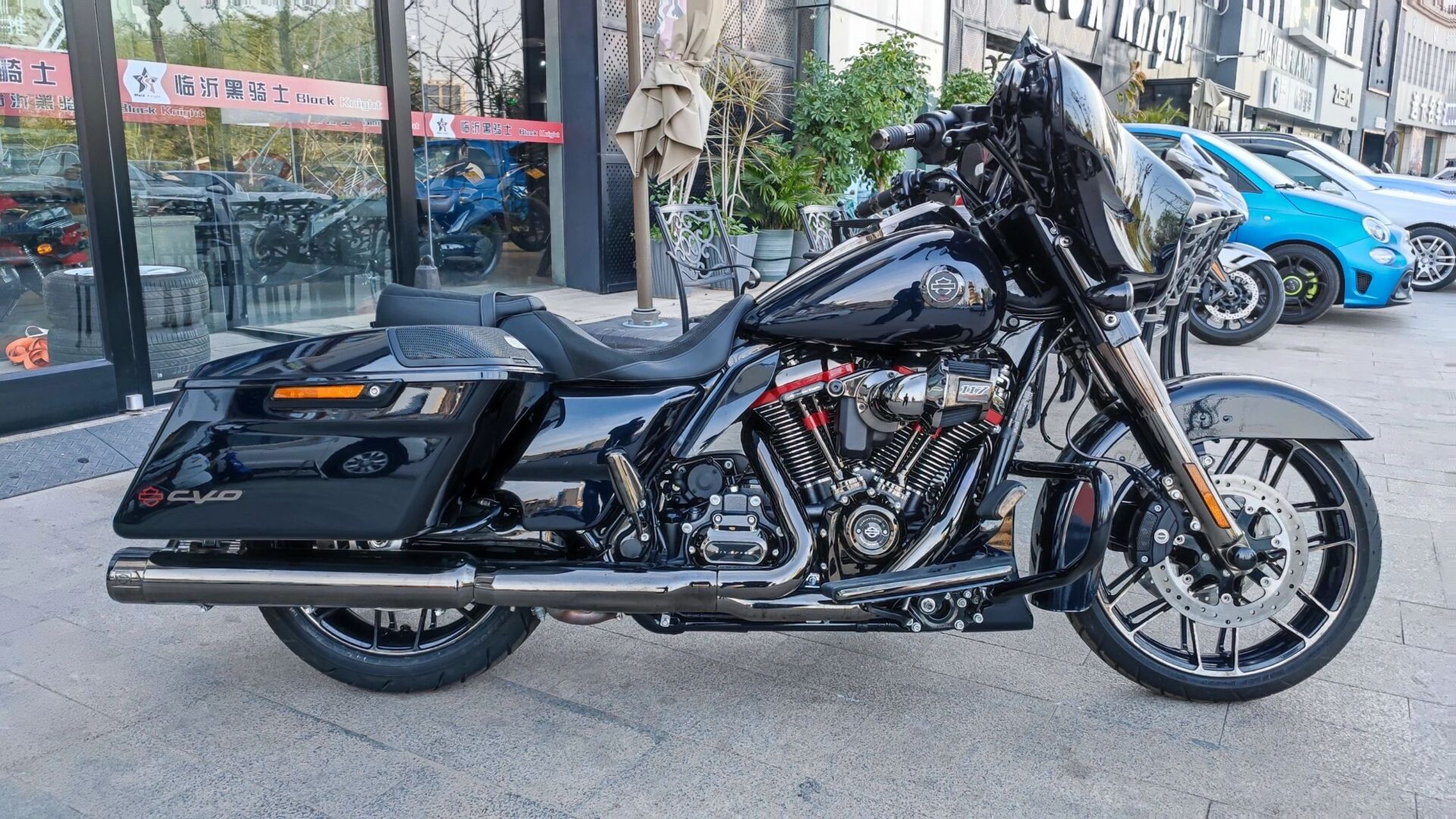 2022款哈雷大道滑翔cvo 排量:117立方(1923cc) 颜色:冰封蓝 现车现