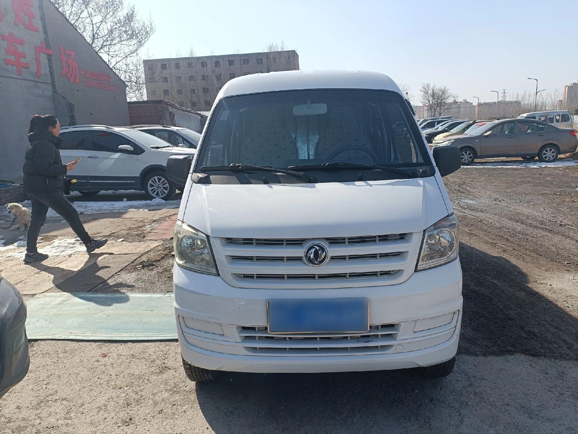 一五年两座封闭式面包车,车况精品原版里外崭新,年审到二五年保险九月