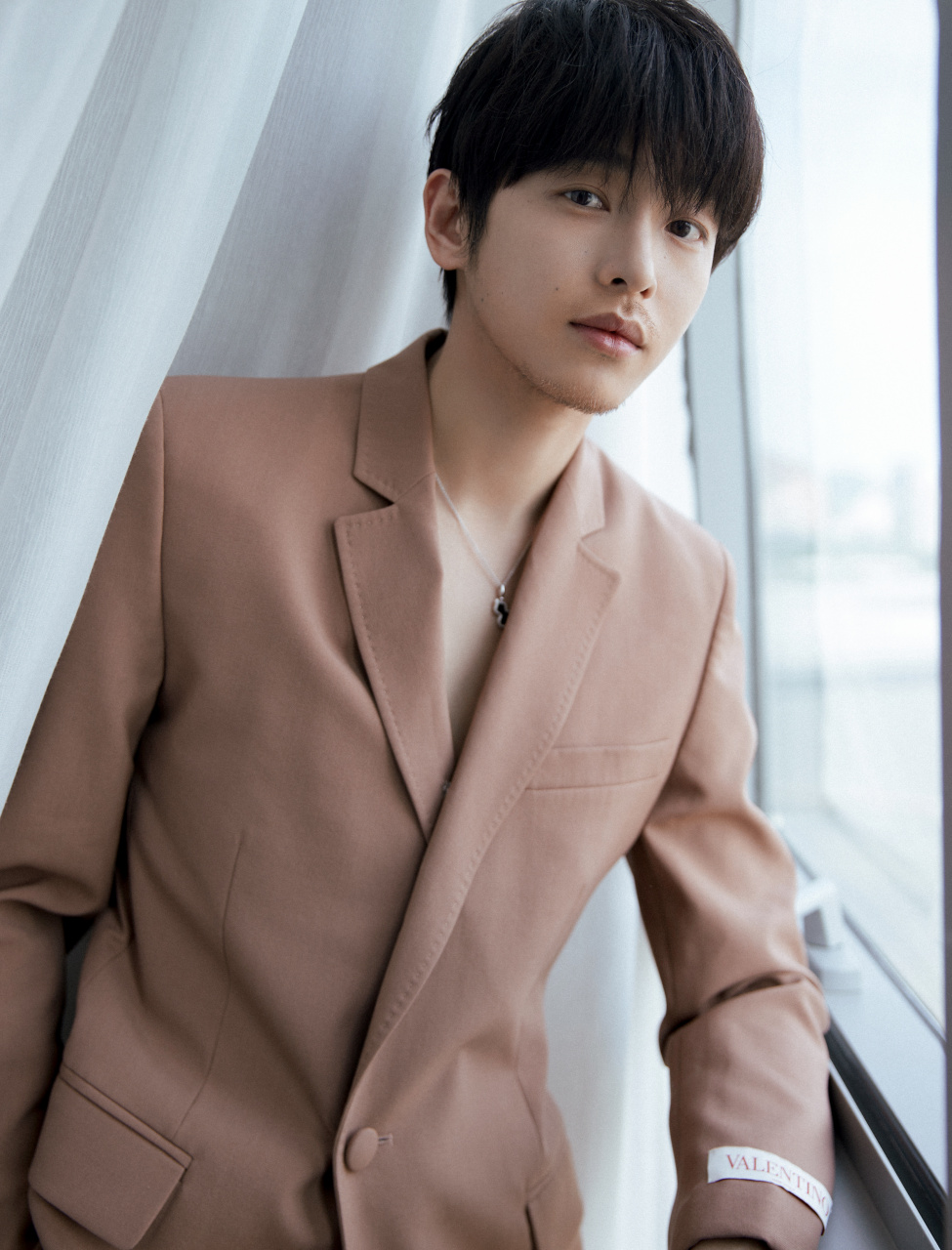 青年演员@彭昱畅 身着浅驼色西装出席第十八届,第十九届#中国电影华表