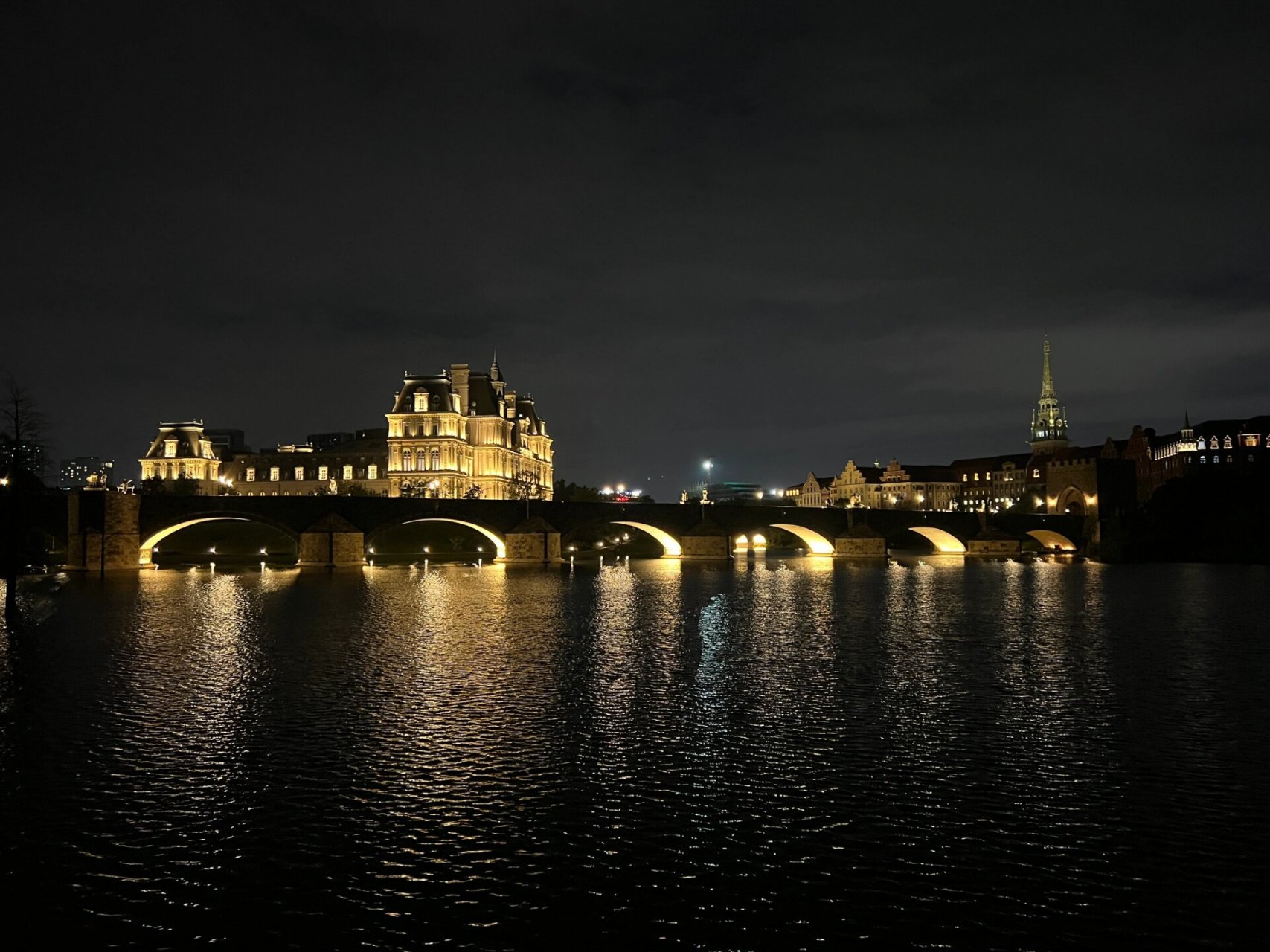 松山湖晚上夜景不错