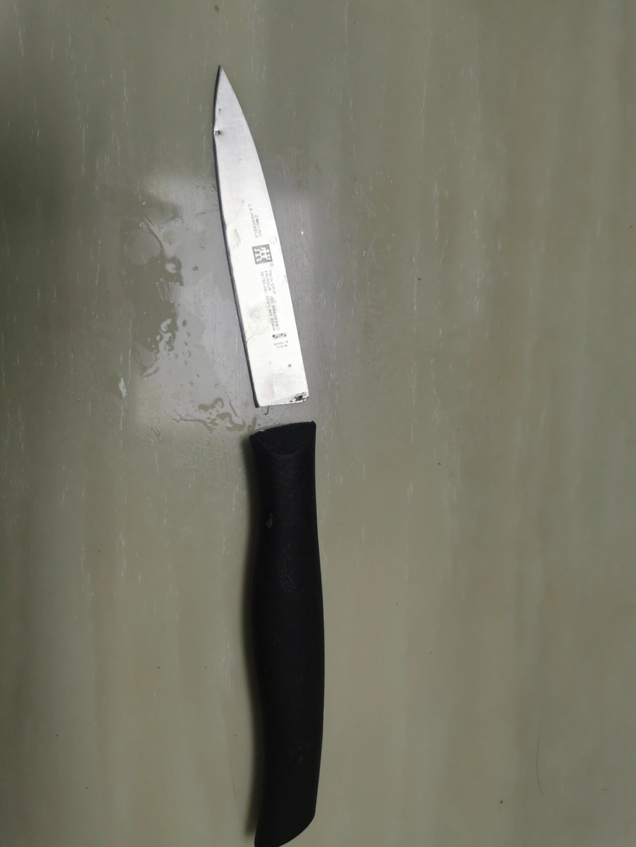 我很淡定的哦了一声,就问怎么弄断的啊?