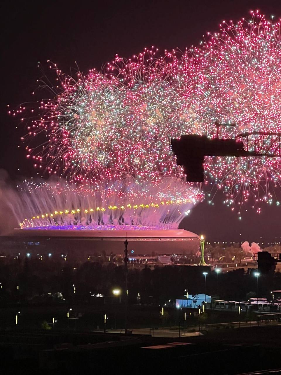 粉红色的烟花,可比彩排的时候好看多了 电视直播开幕式时放有烟花, 和