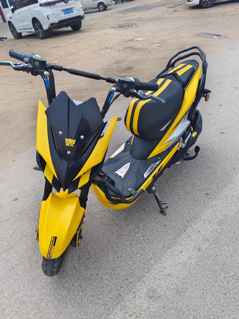 新到爱玛大黄蜂,六块大电瓶,时速五六十,一千多块钱便宜处理,需要的
