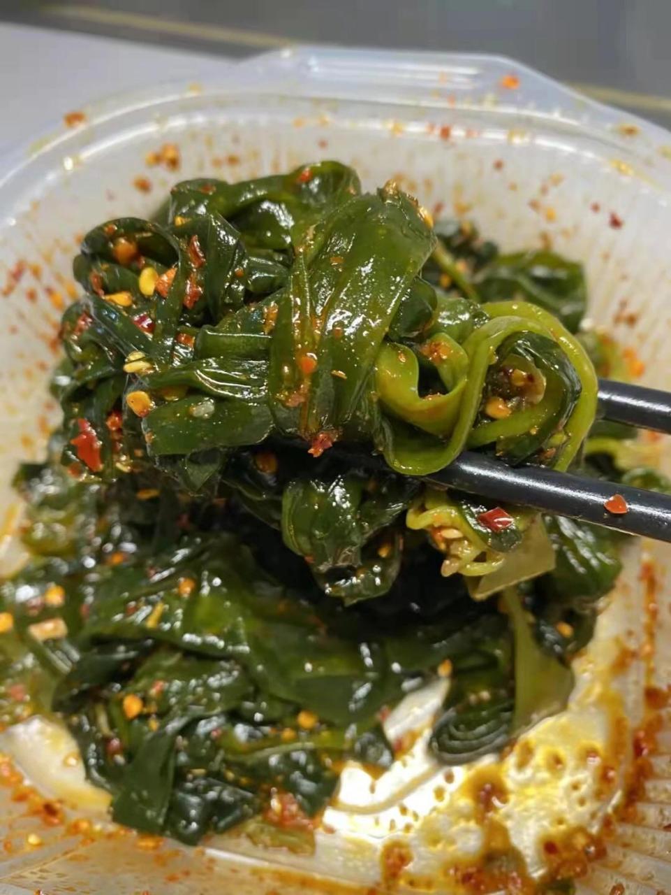 美味的拌海带苗 【拌海带苗】95 做法:海带苗滚水焯5分钟,沥干切断