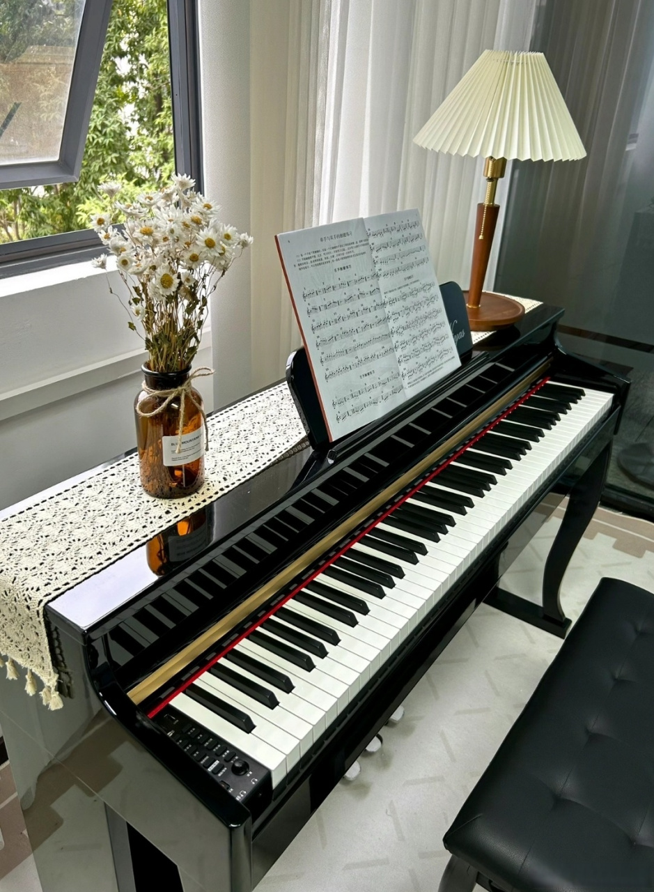 可以移到其它位置  钢琴的摆放位置一般为:客厅,书房,孩子房间.