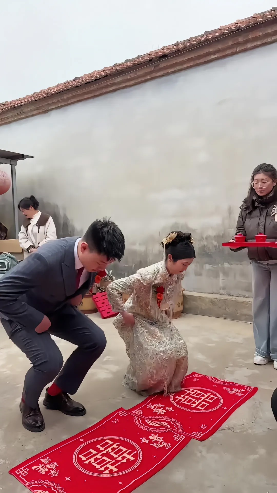 起身,她扑进父母怀里,泪水再也忍不住,在他们肩头湿了一片,难舍的情绪