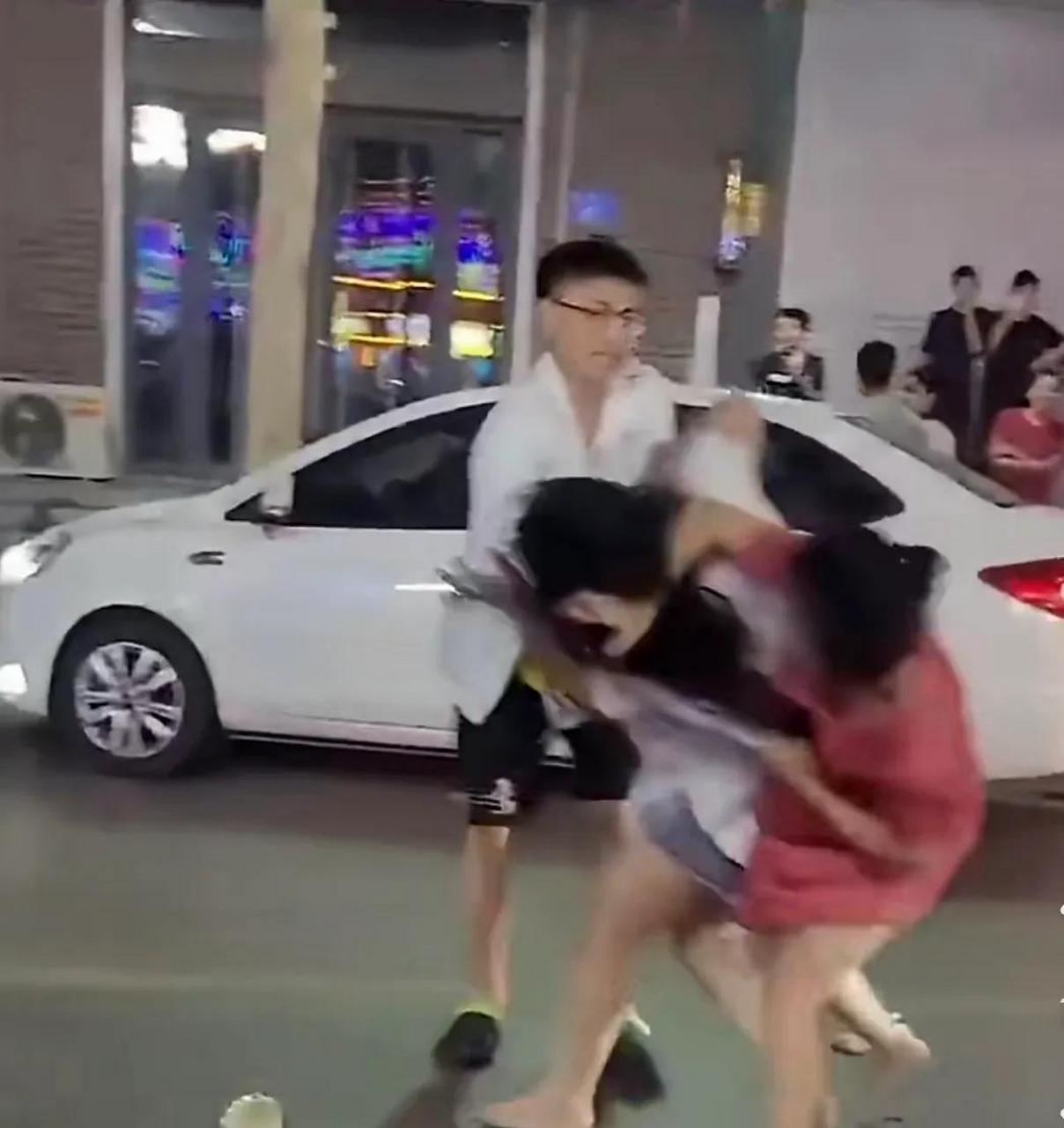 原配当街四打小三,而在他的旁边,原配的男人则进行