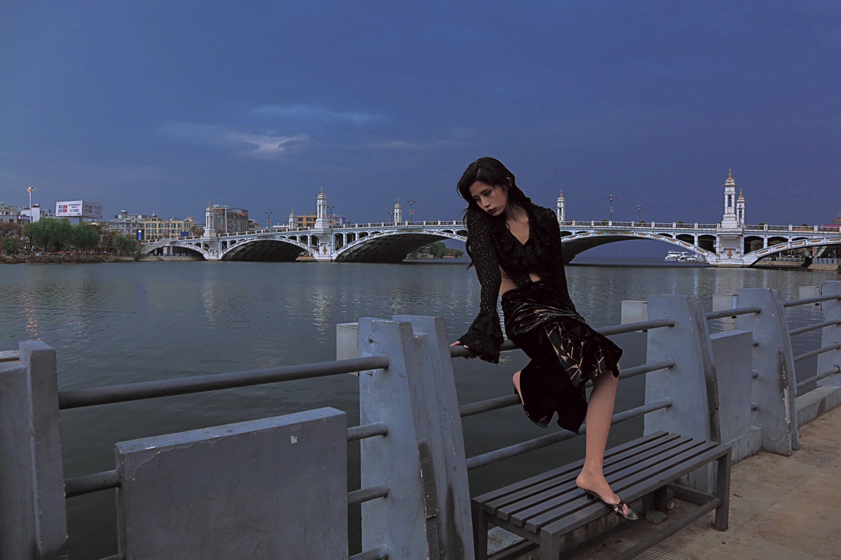 在桥上拍照也能拍出画报复古感,下面我整理了几个桥上拍照的姿势,角度