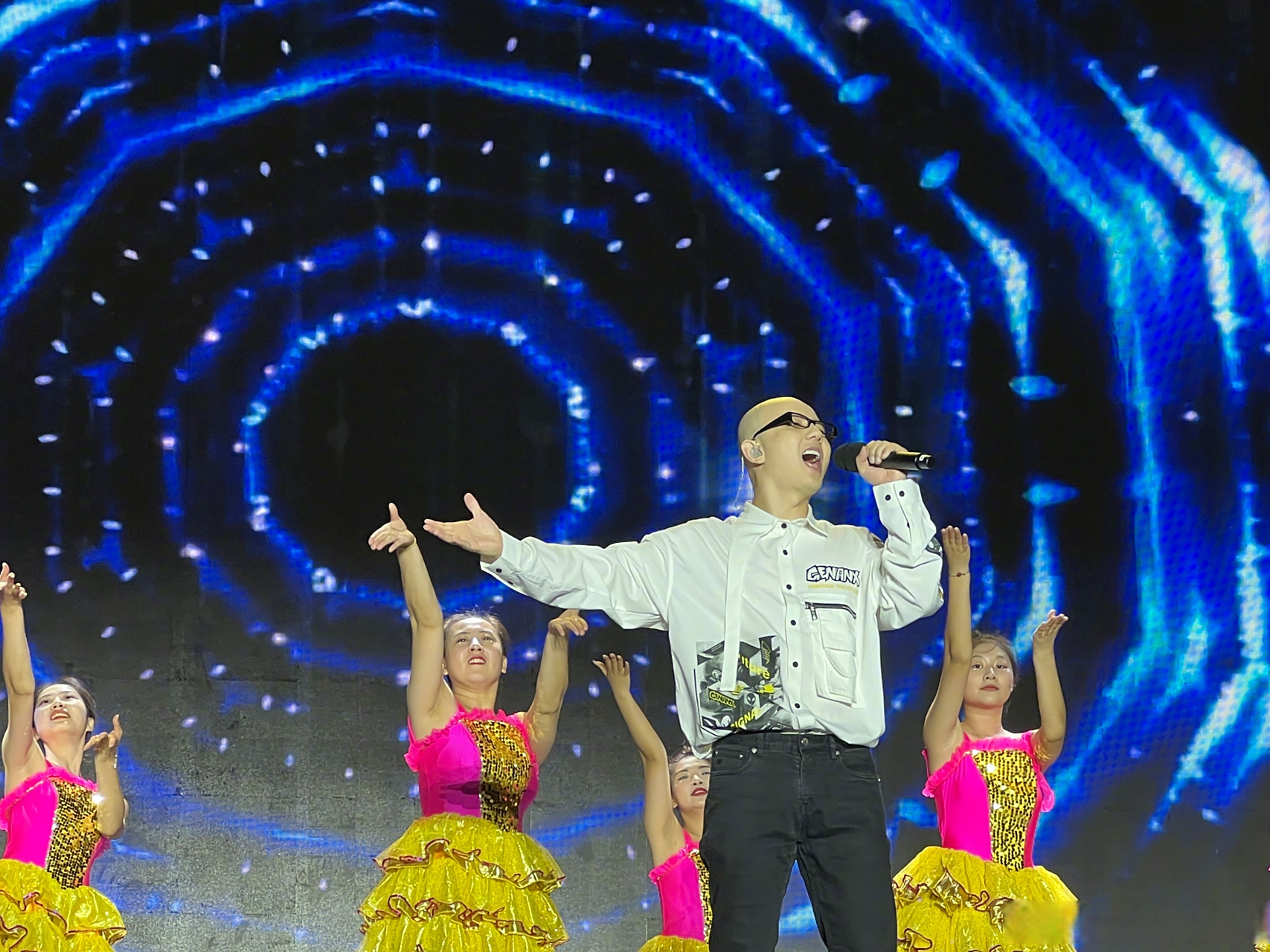 昨晚,在哈尔滨市方正县高楞镇方林文化广场的演出.