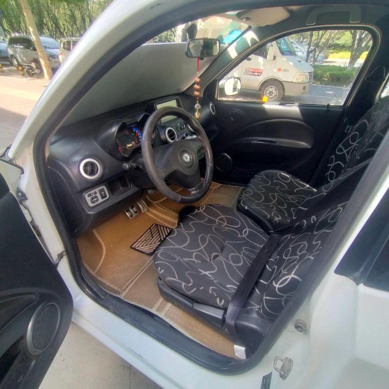 众泰知豆301c,15年挂牌,行驶三万多公里,续航200里,是接娃,买菜,练手