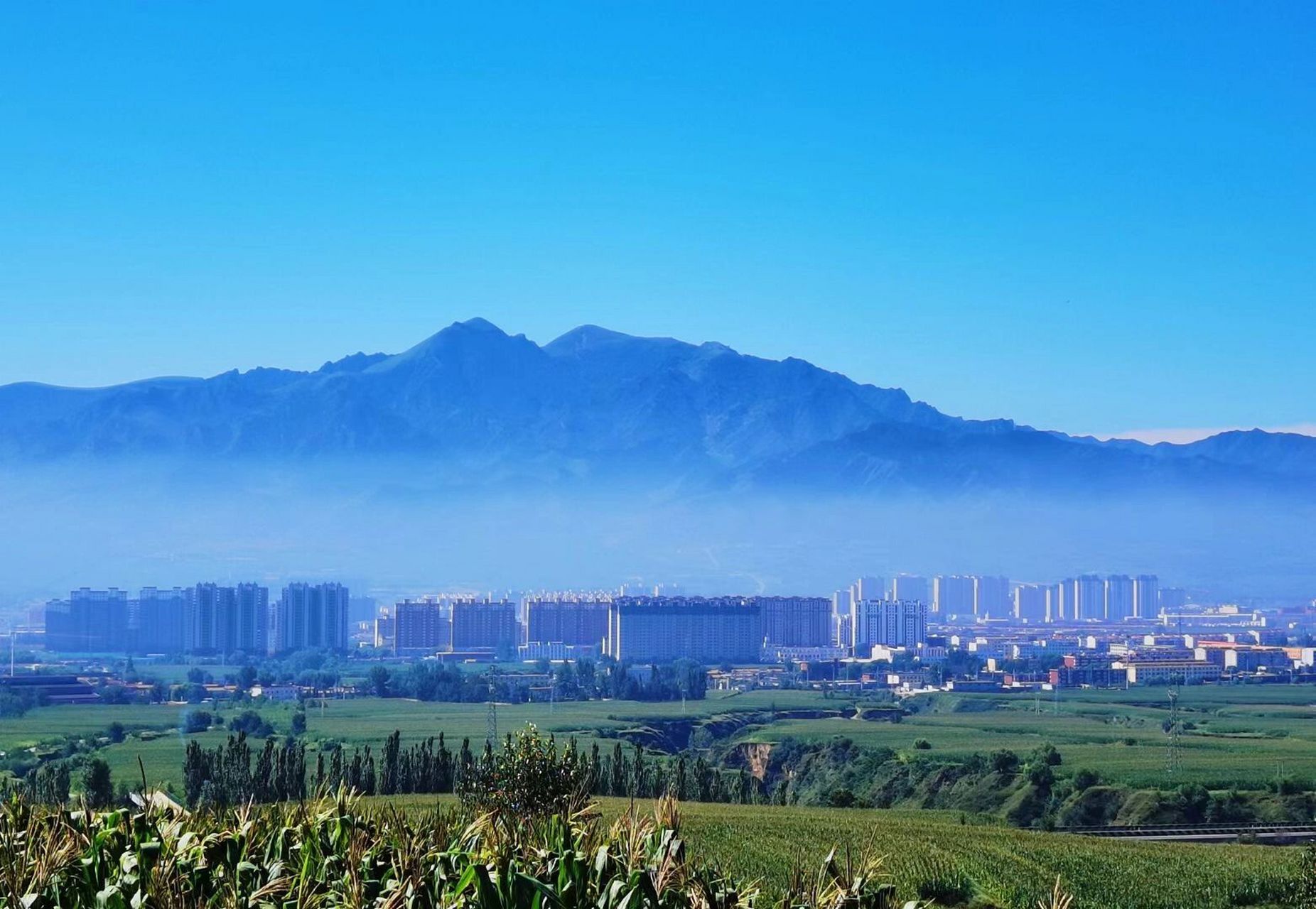 灵丘县奇观～睡美人山   你们看远处这座山,它真的宛如躺着的美人!