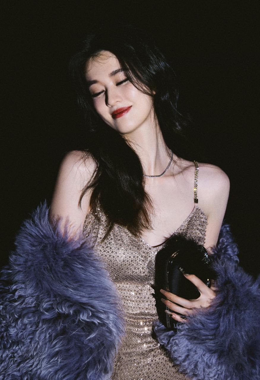 乔欣超话 光影交叠,星河入夜,似一场华丽瑰梦.