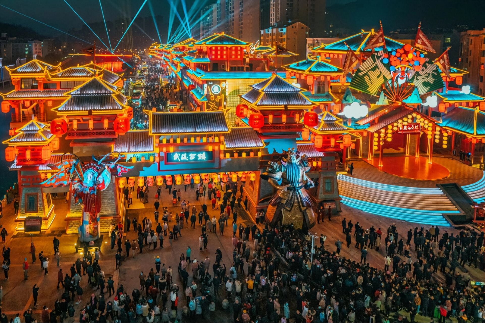 竹溪武陵不夜城 左临房县西关印象,右临竹溪武陵不夜城,竹山好尴尬