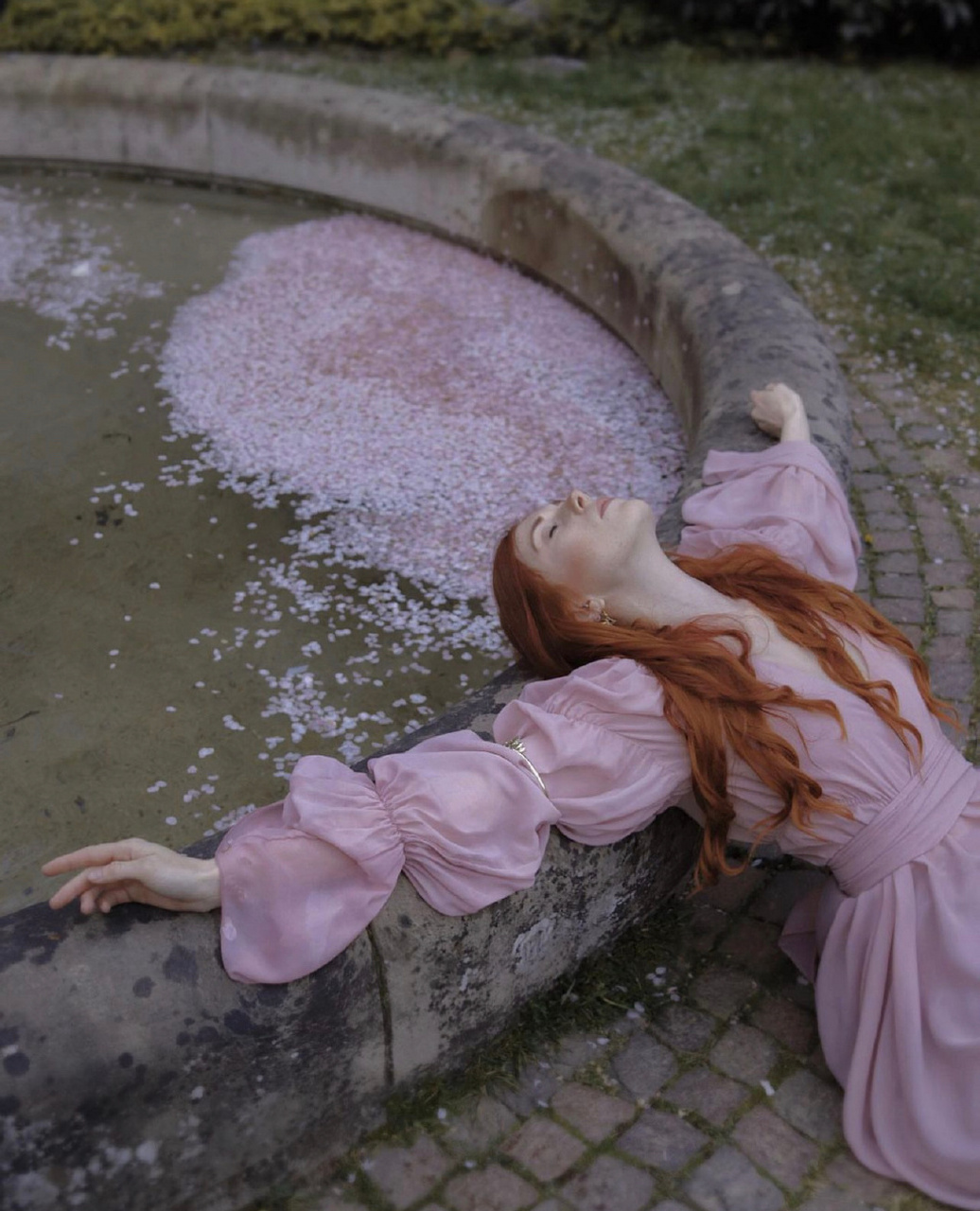 绘画参考丨美女躺姿 人体动态 光影氛围素材 粉丝解锁更多精美插画